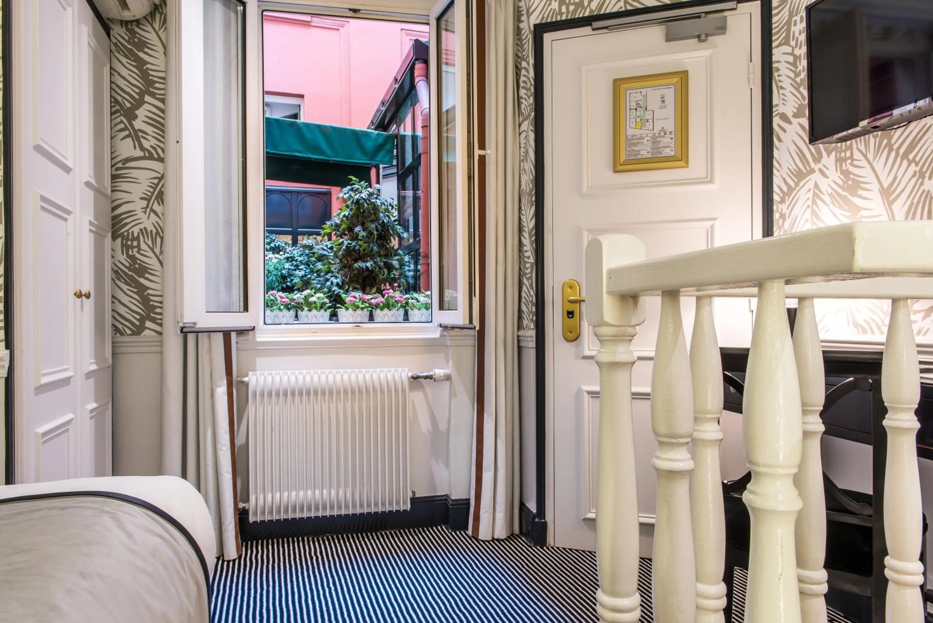 Bedroom in Hôtel Jardin Le Bréa
