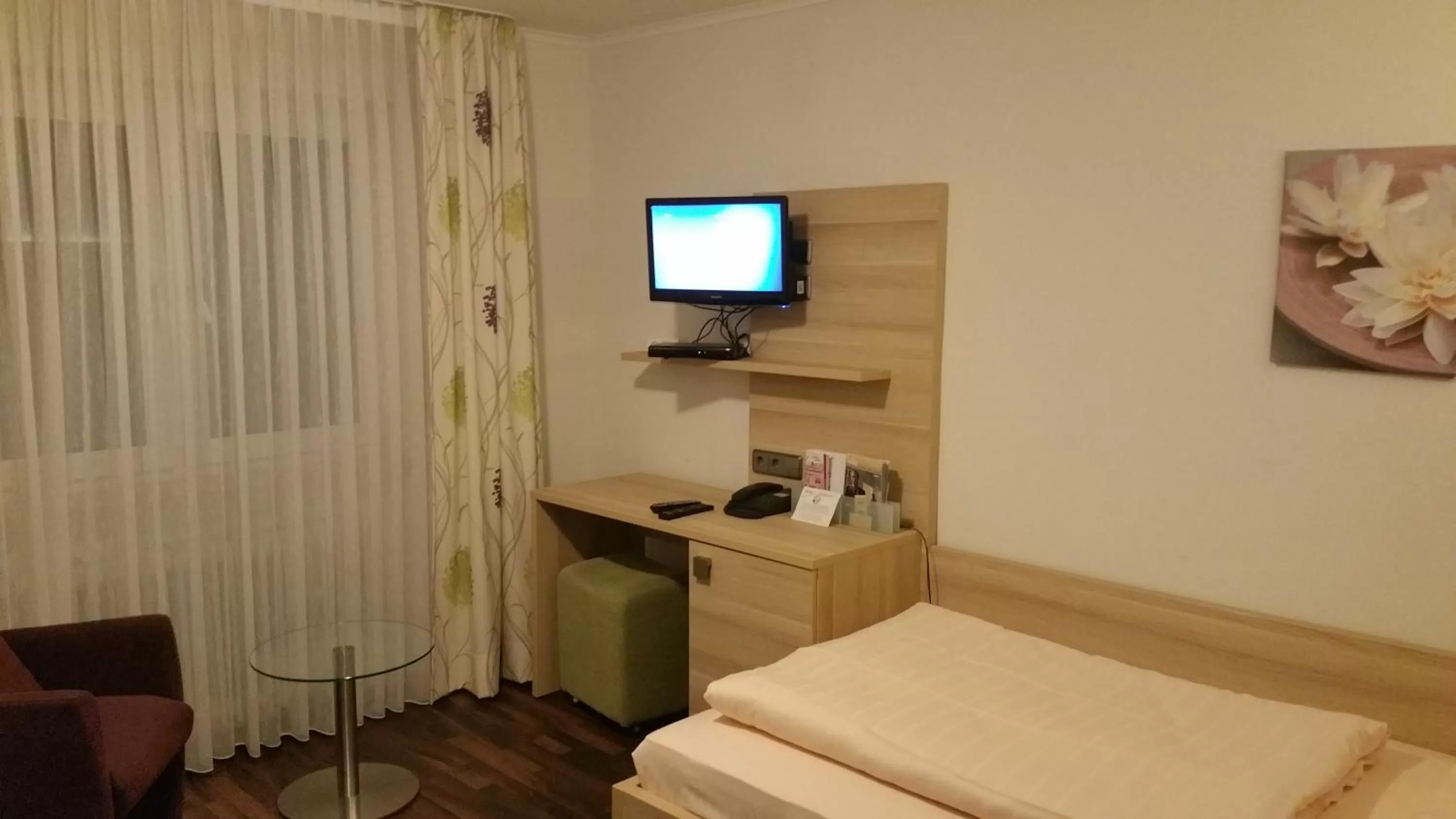 Photo of the whole room, Bed in Hotel-Restaurant Fröhlich