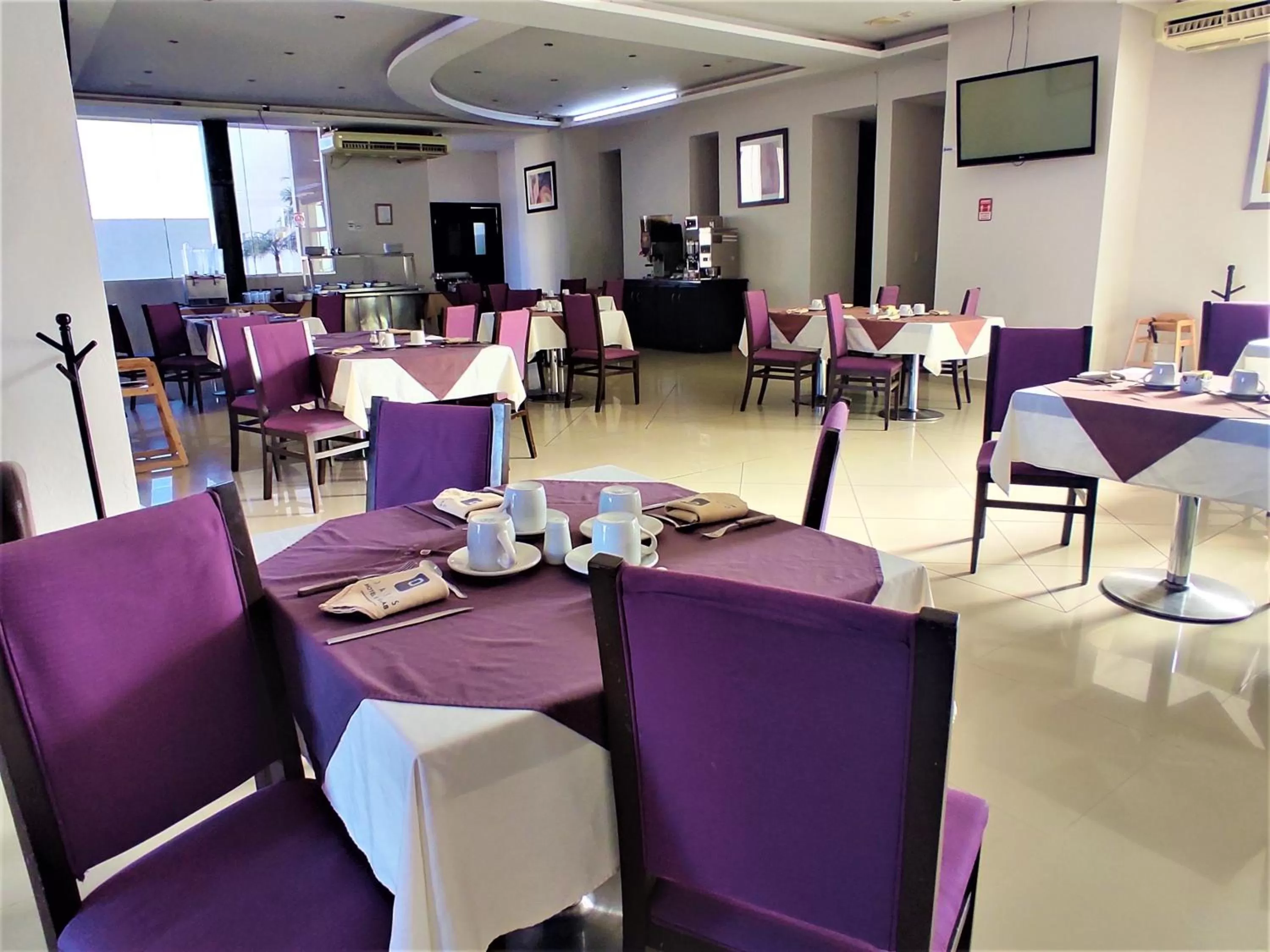 Restaurant/Places to Eat in Hotel Oasis