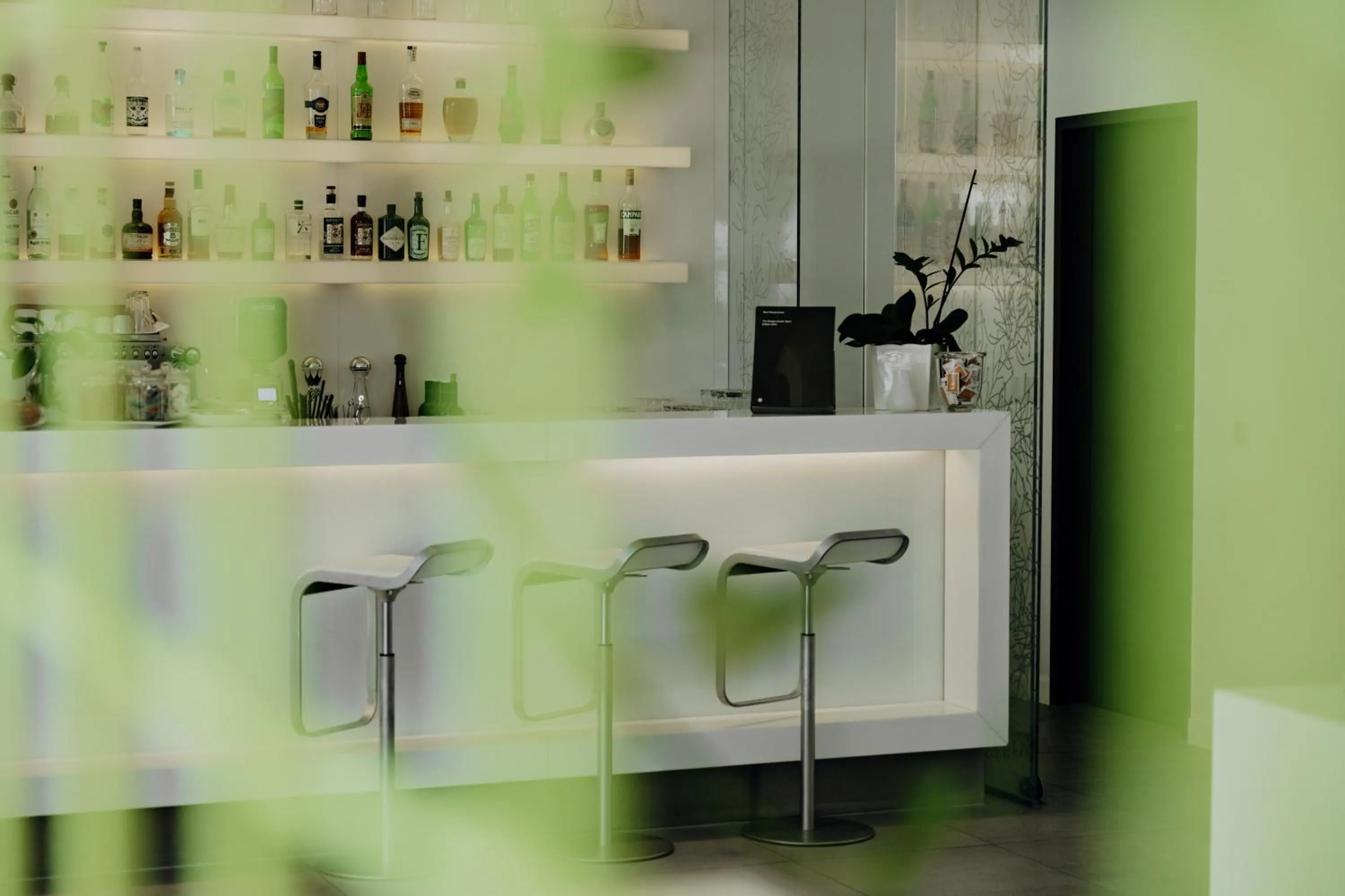Lounge or bar in The Pure, Frankfurt, a Member of Design Hotels