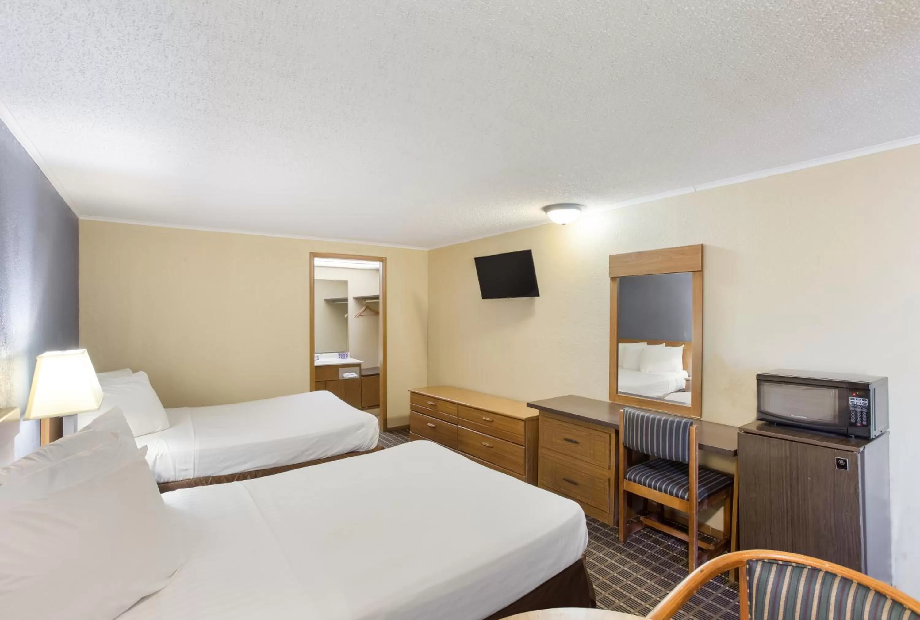 Bedroom, Bed in Knights Inn Ashland