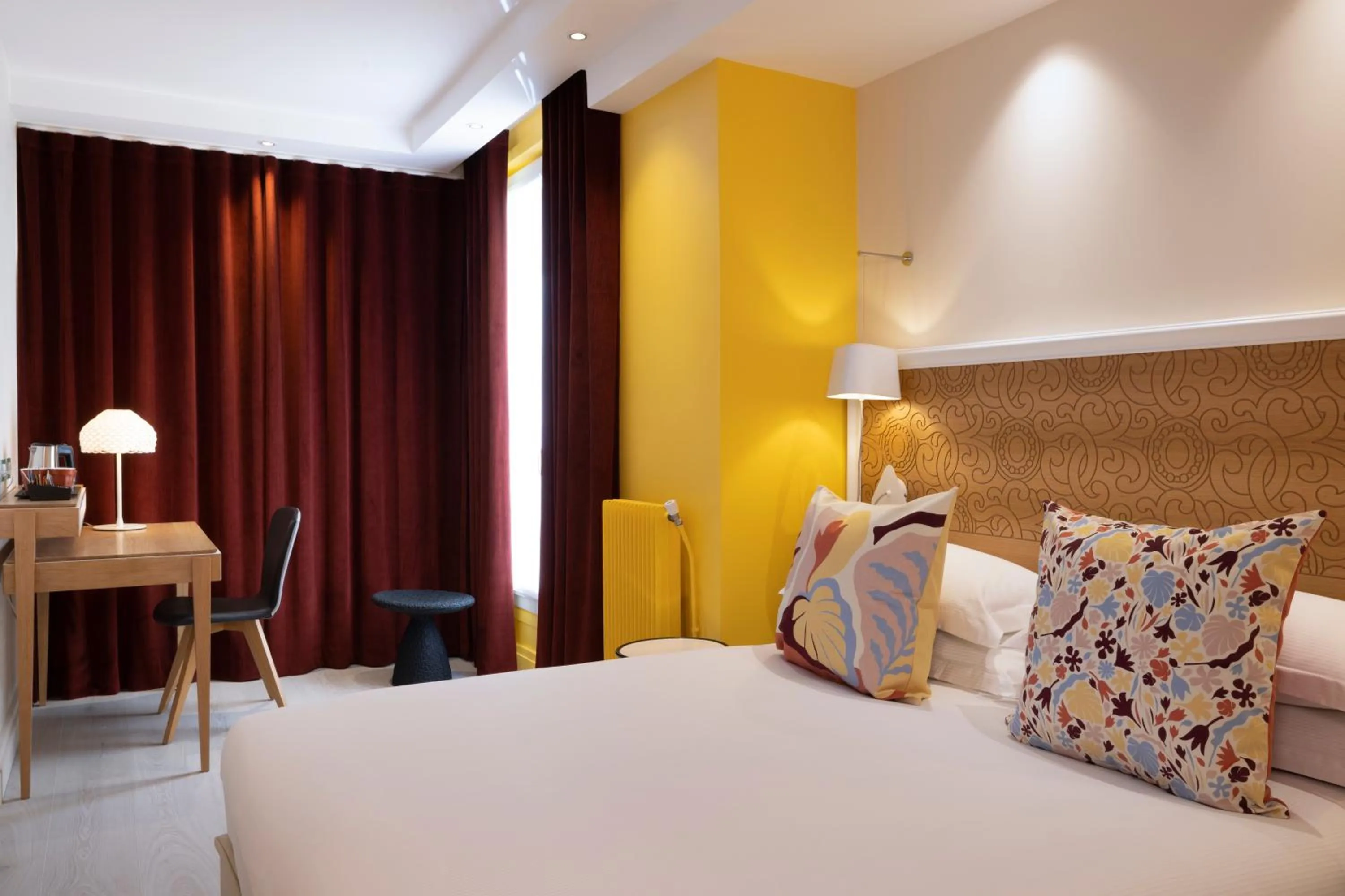 Bed in Hotel Elysees 8