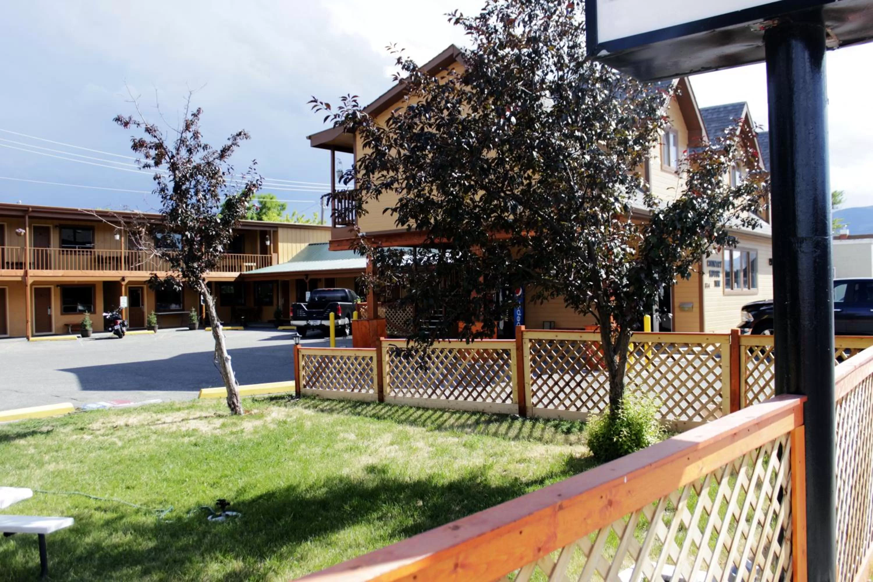 Garden view in Country Motor Inn
