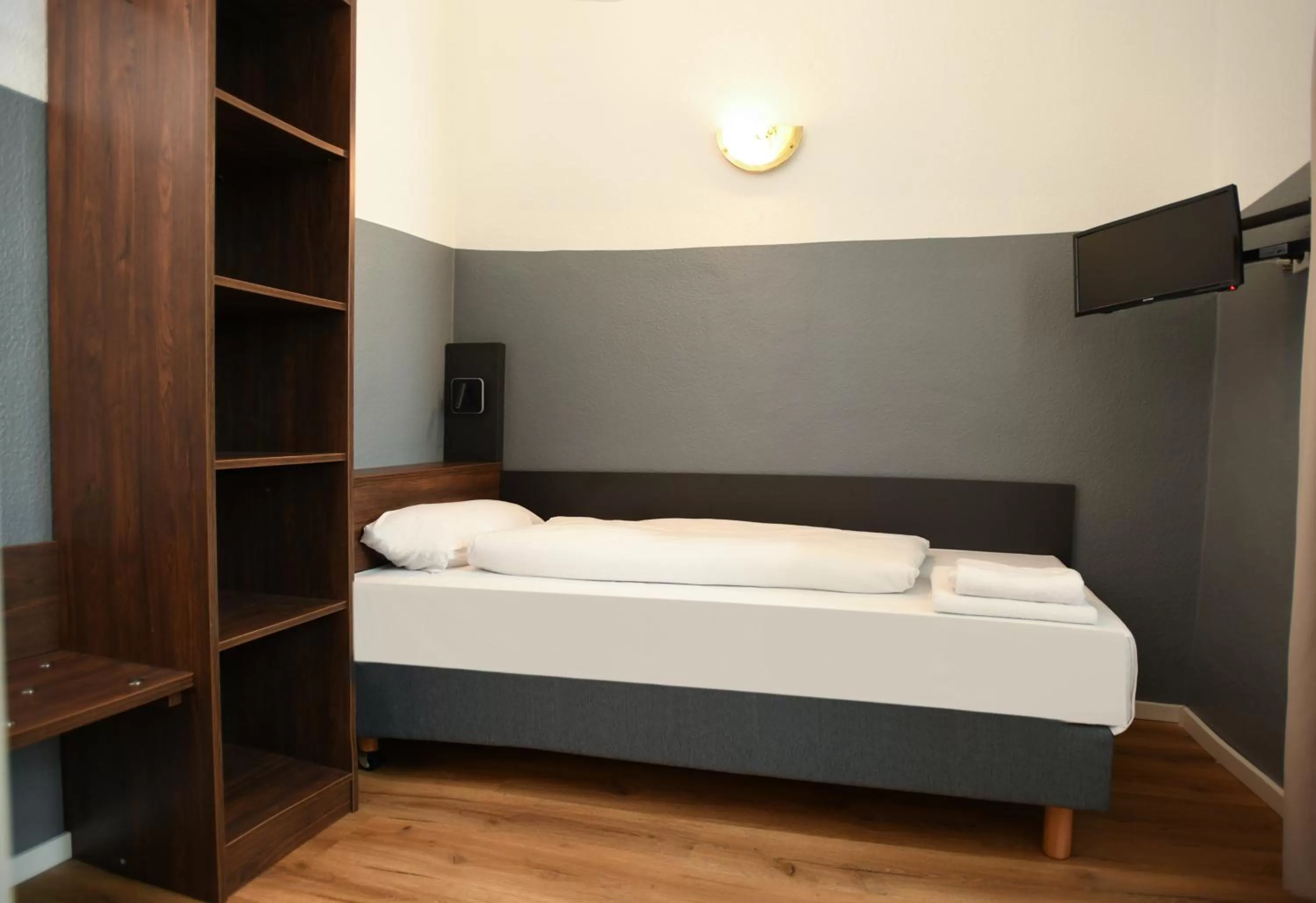 Bed in Hotel Apadana Frankfurt