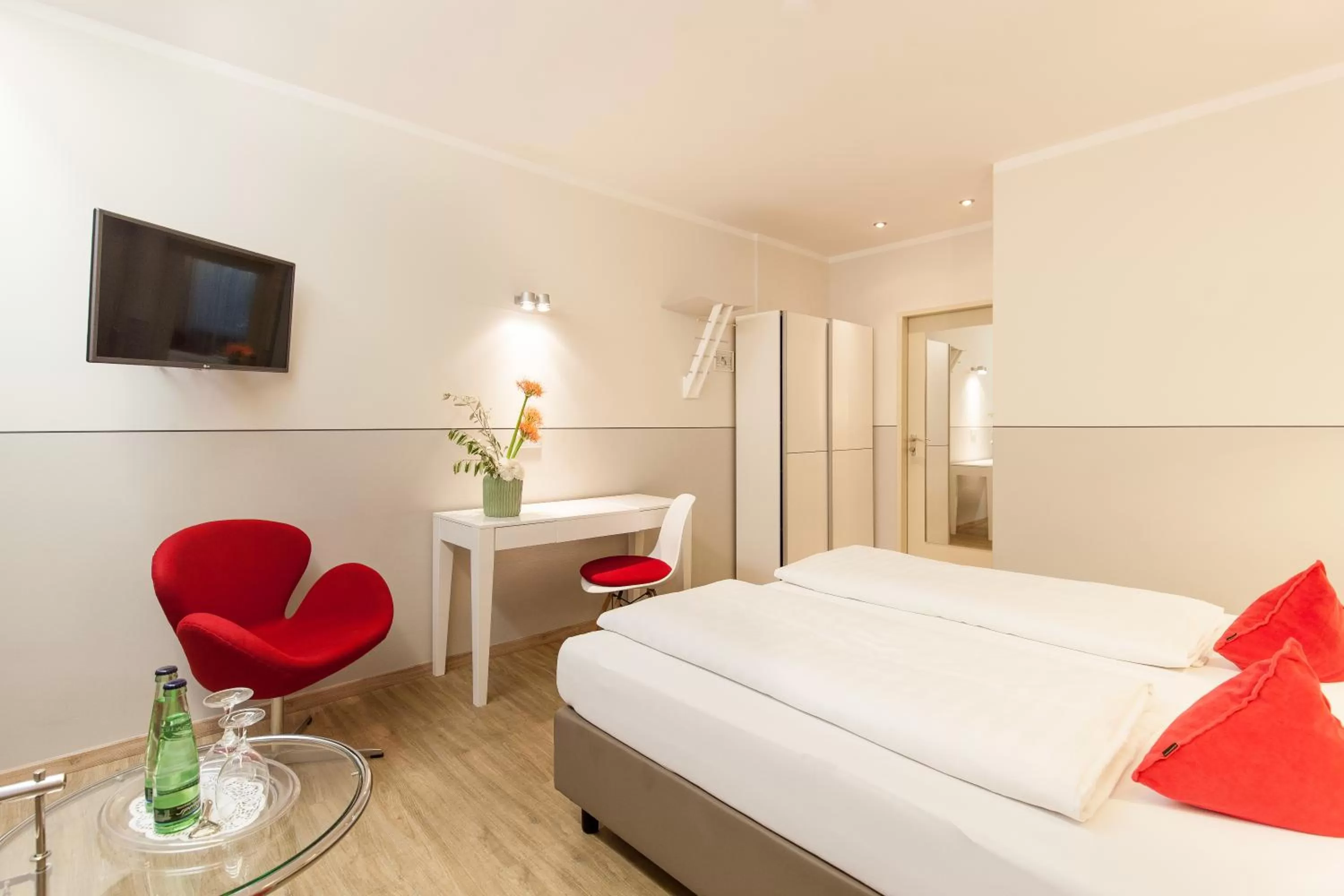 Photo of the whole room, Bed in Franziskaner