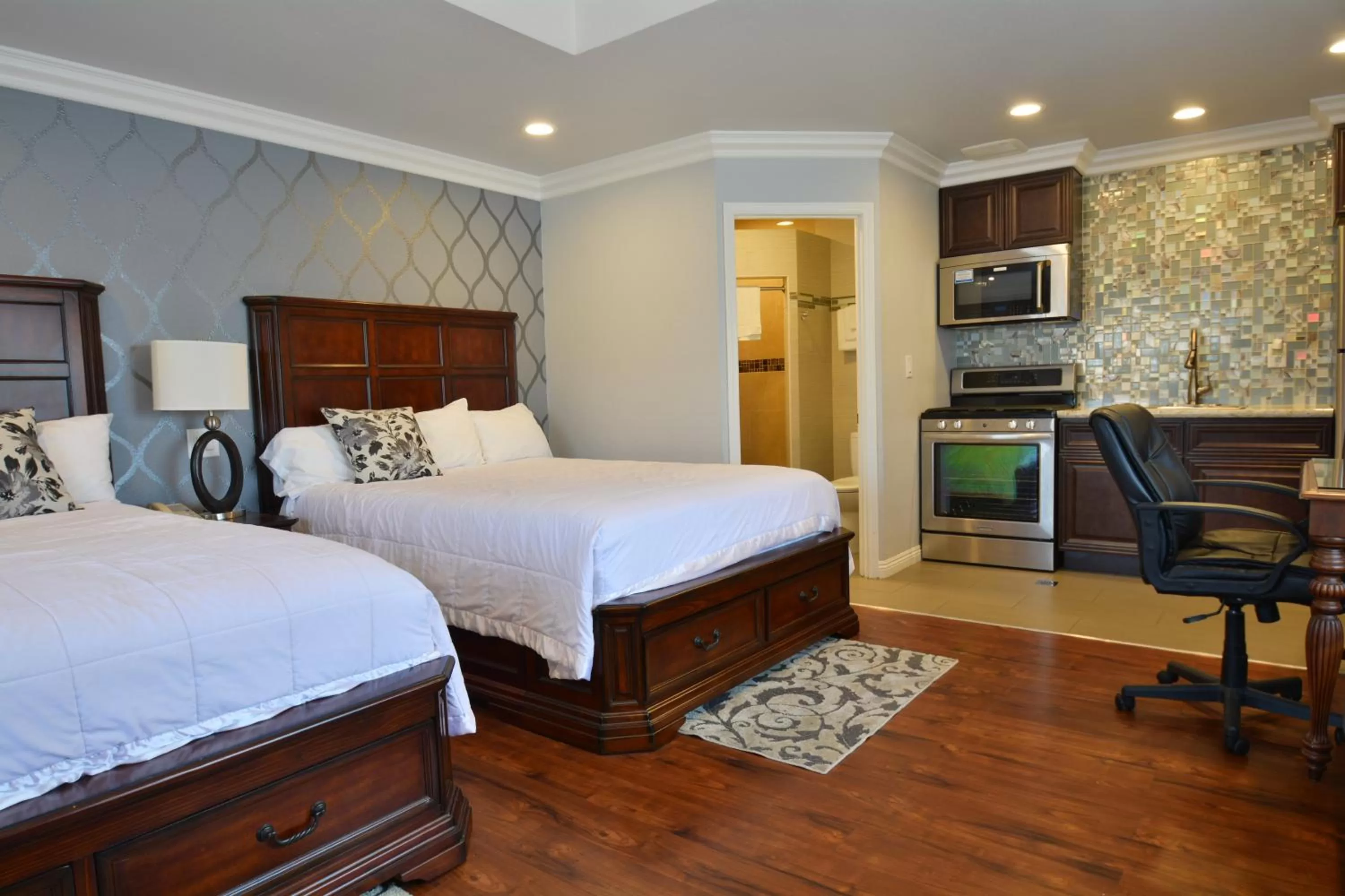 Kitchen or kitchenette, Bed in Crystal Lodge Motel