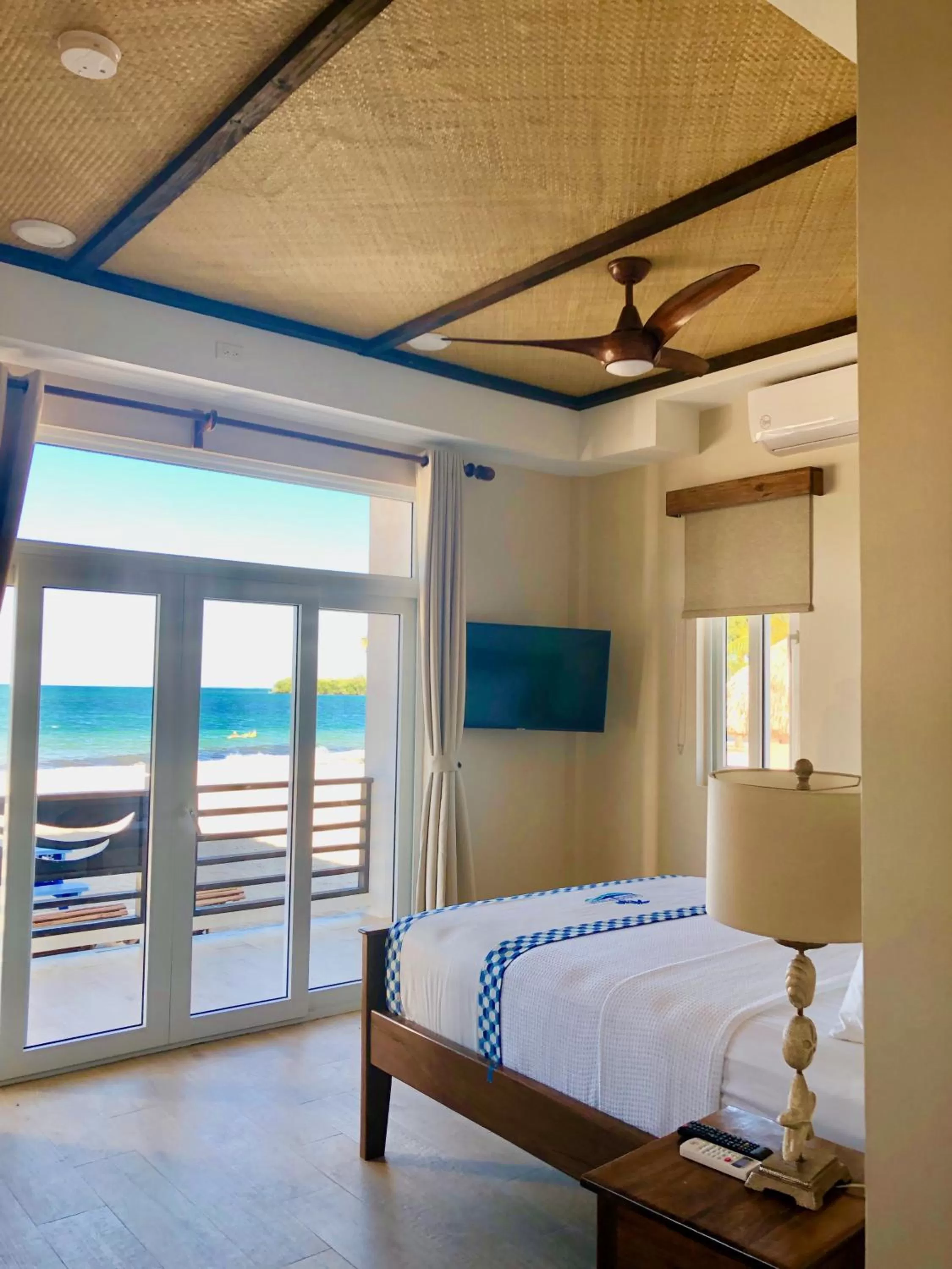 Sea view, Bed in Ocean Breeze