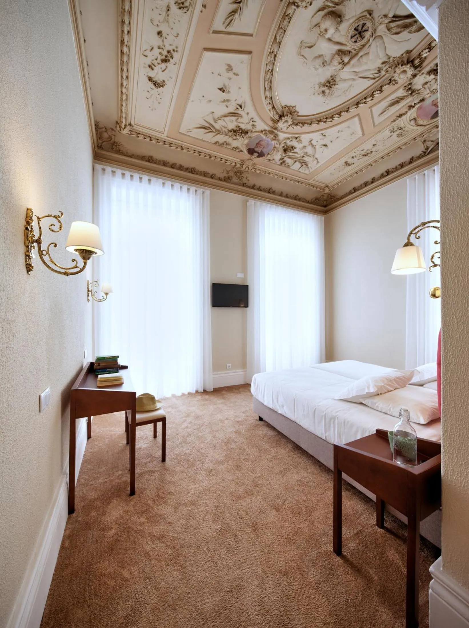 TV and multimedia, Bed in The Rex Hotel Porto