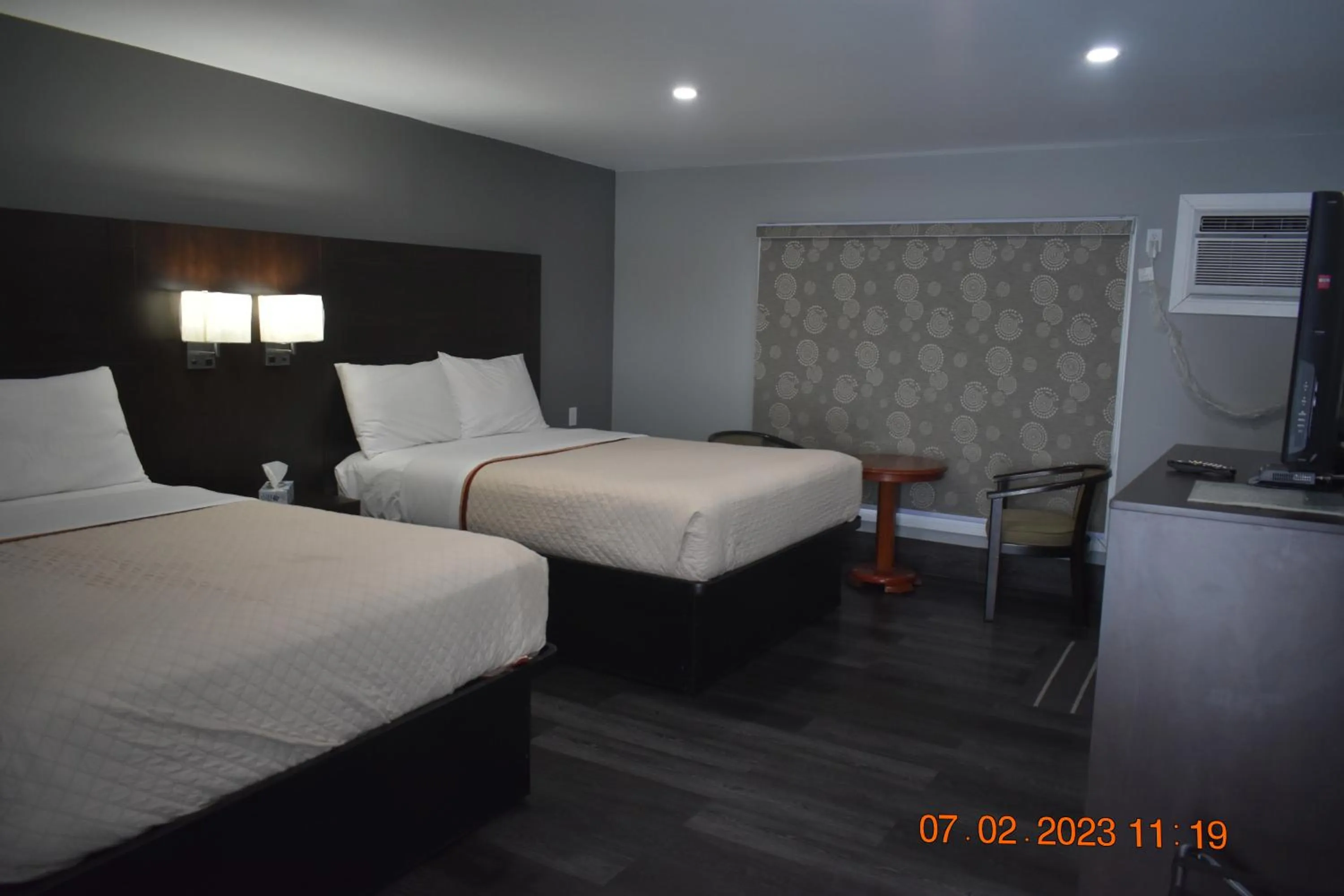 Bedroom, Bed in Time Travellers Motel