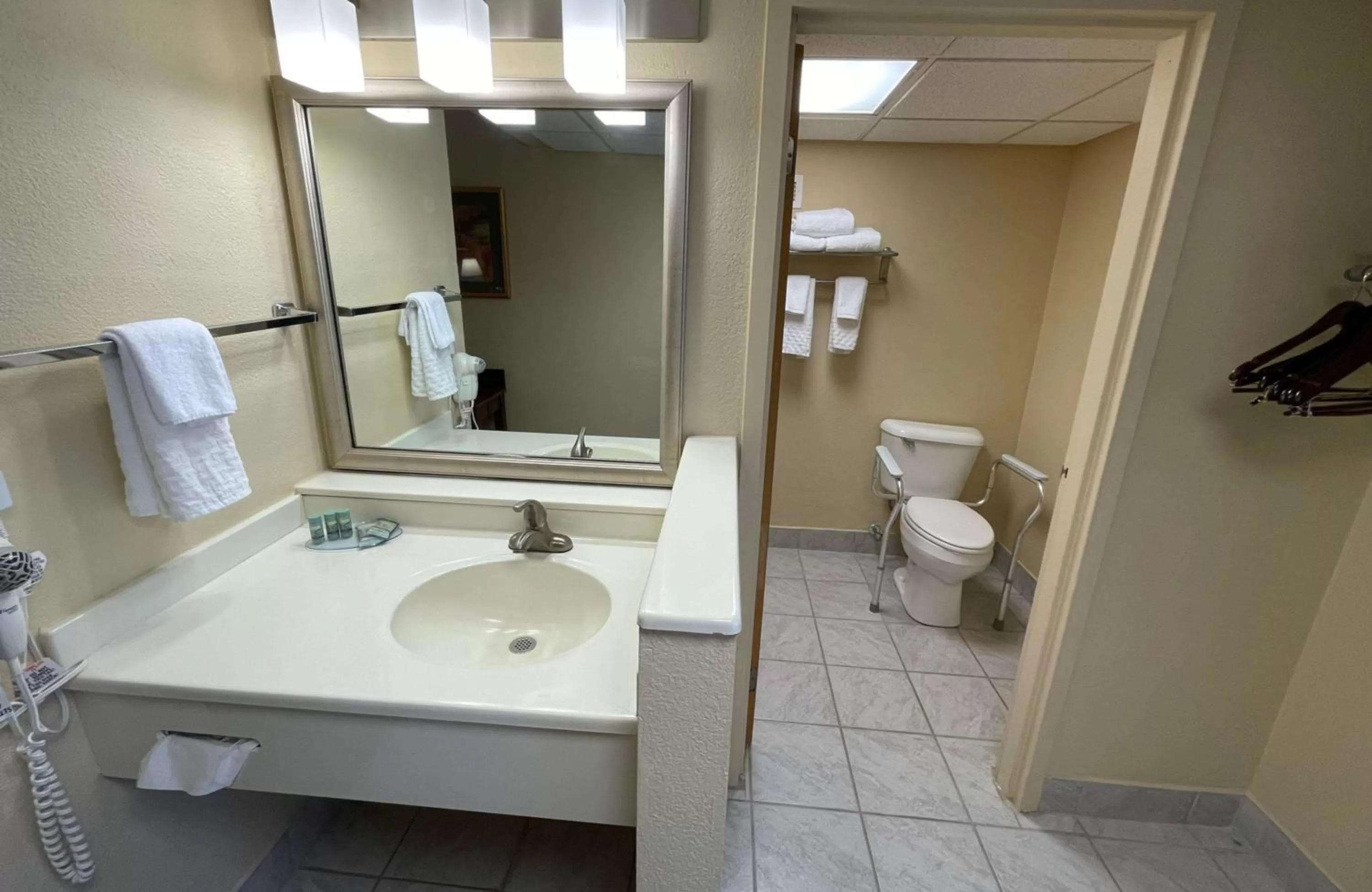 Bathroom in Best Western Starlite Village