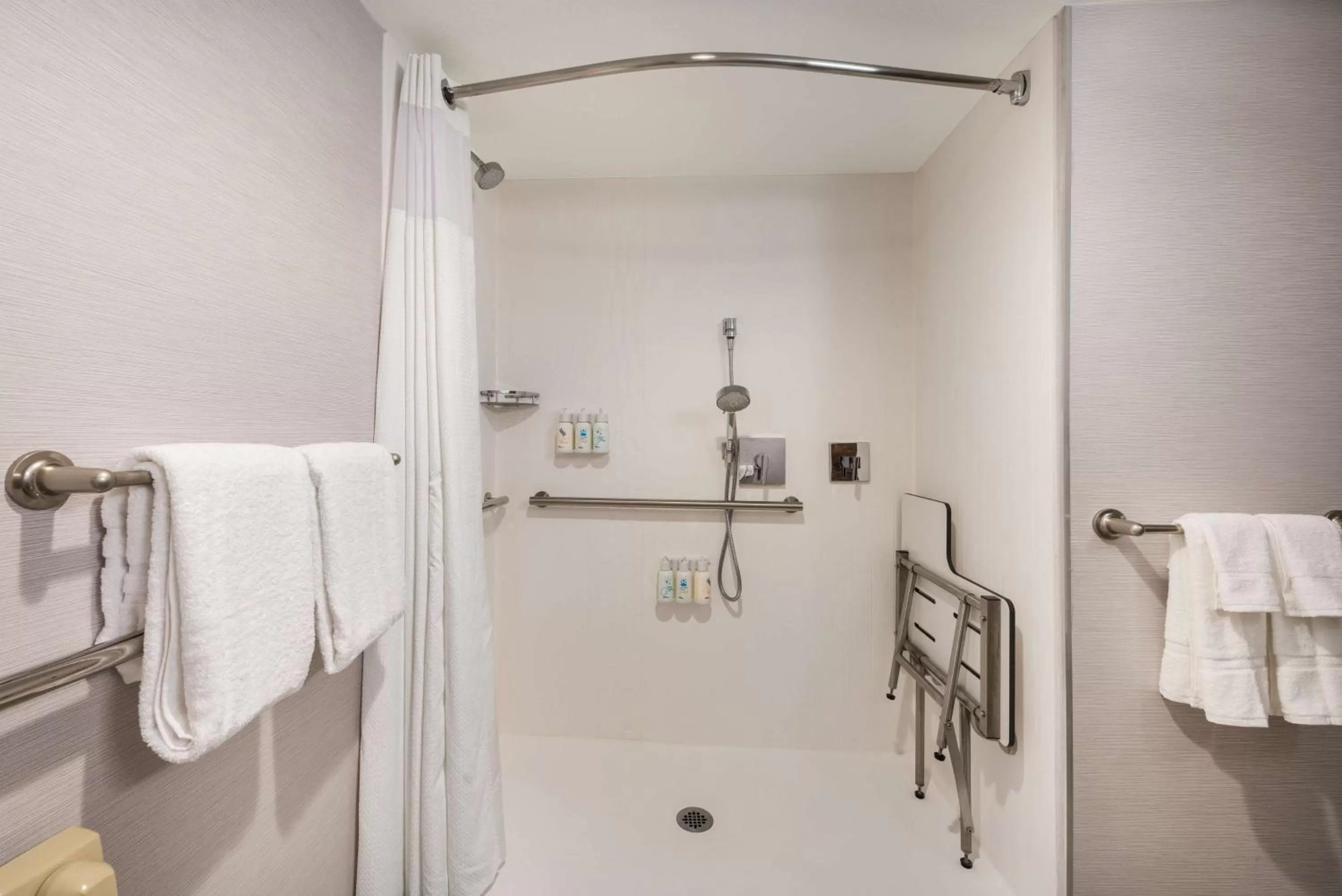 Bathroom in Sonesta Select San Jose Airport