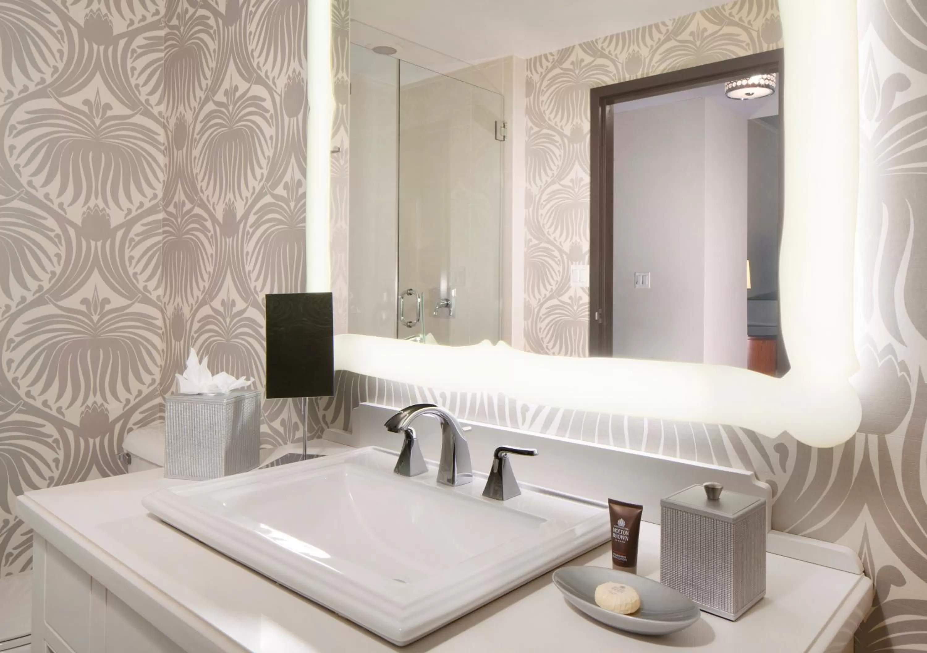 Shower in Silversmith Hotel Chicago Downtown