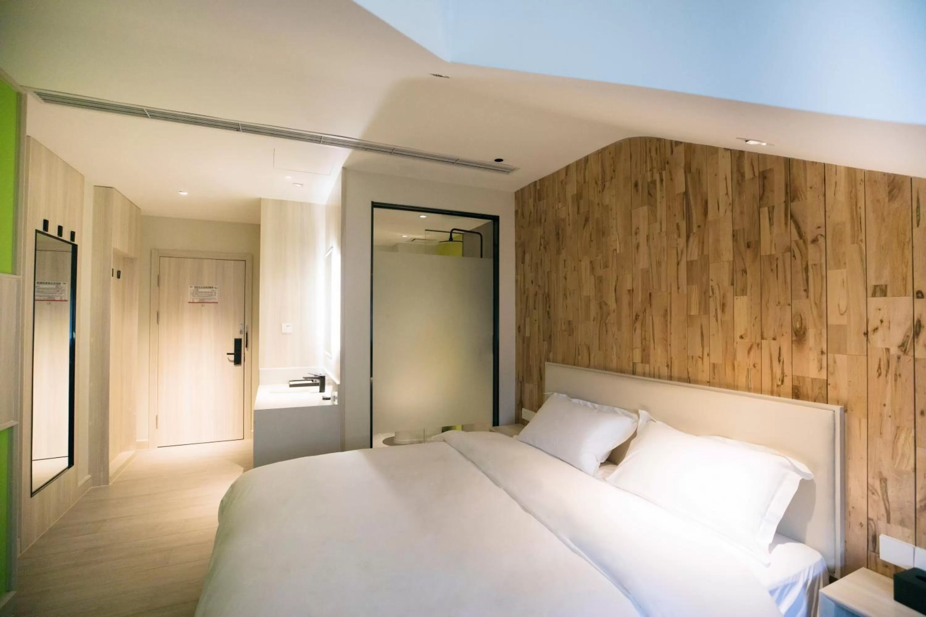 Photo of the whole room, Bed in Beijing Saga Hotel