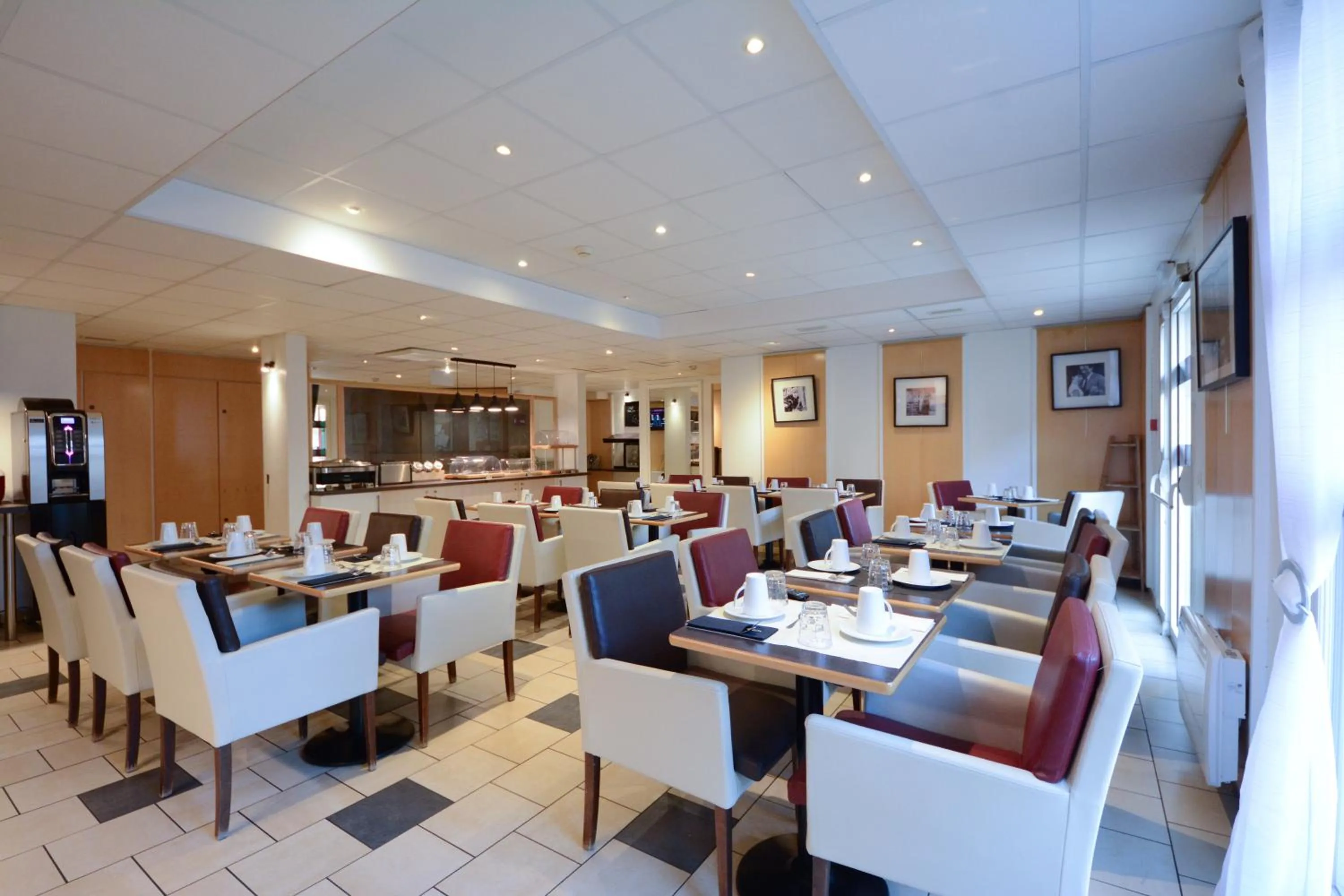 Restaurant/places to eat in Hotel Cerise Chatou