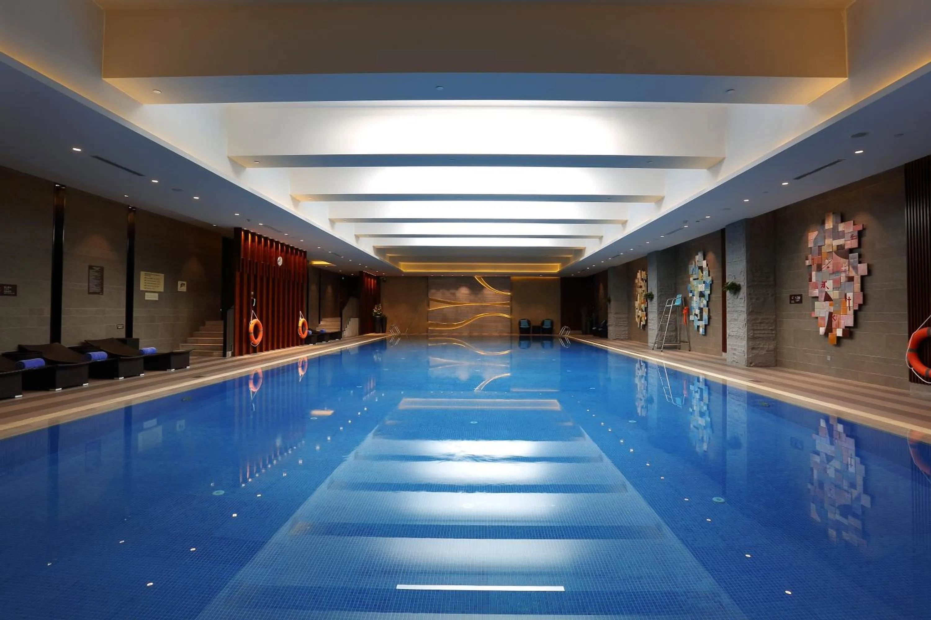 Swimming pool in HUALUXE Yangjiang City Center