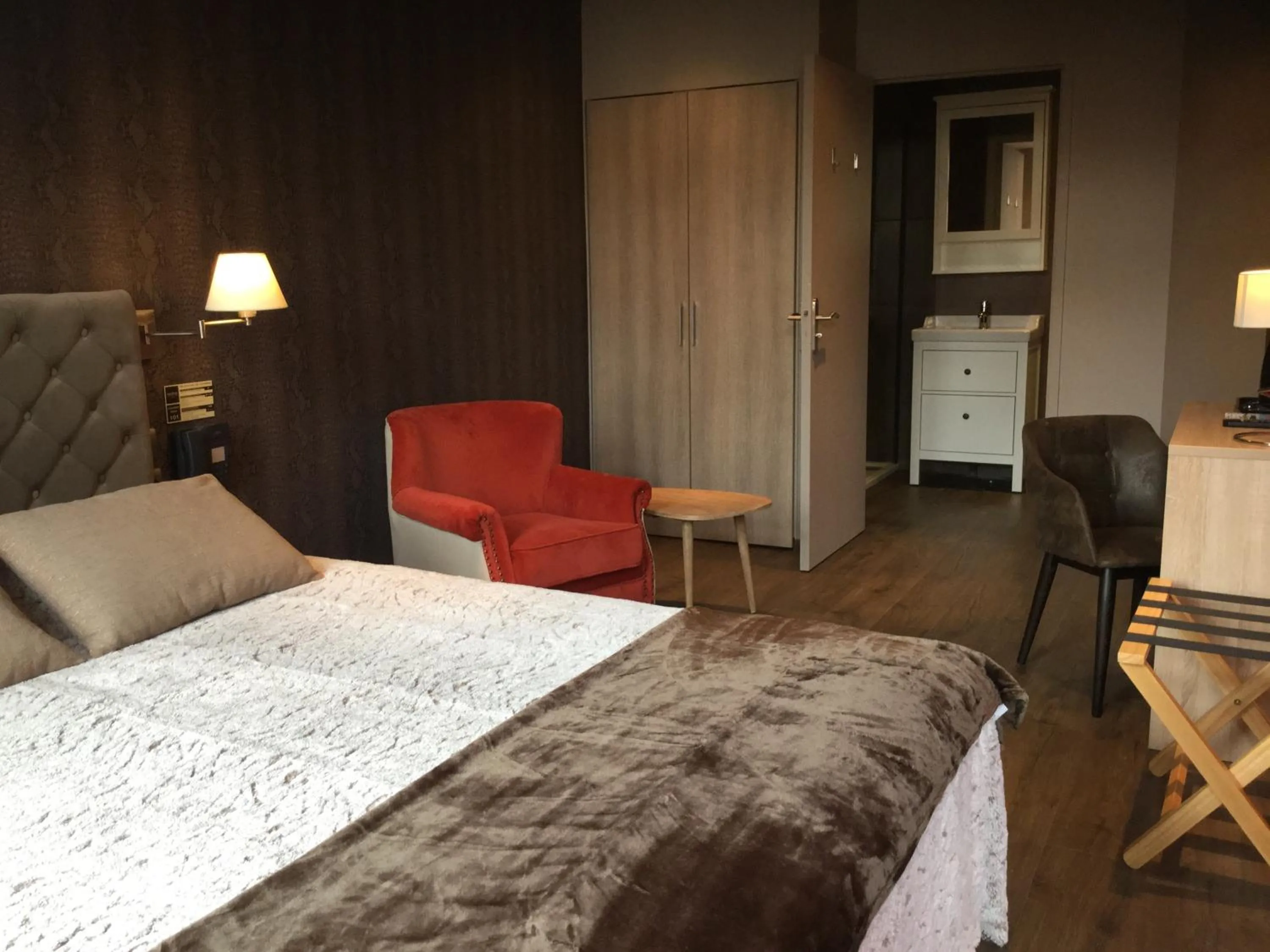 Photo of the whole room, Bed in Hôtel du Commerce