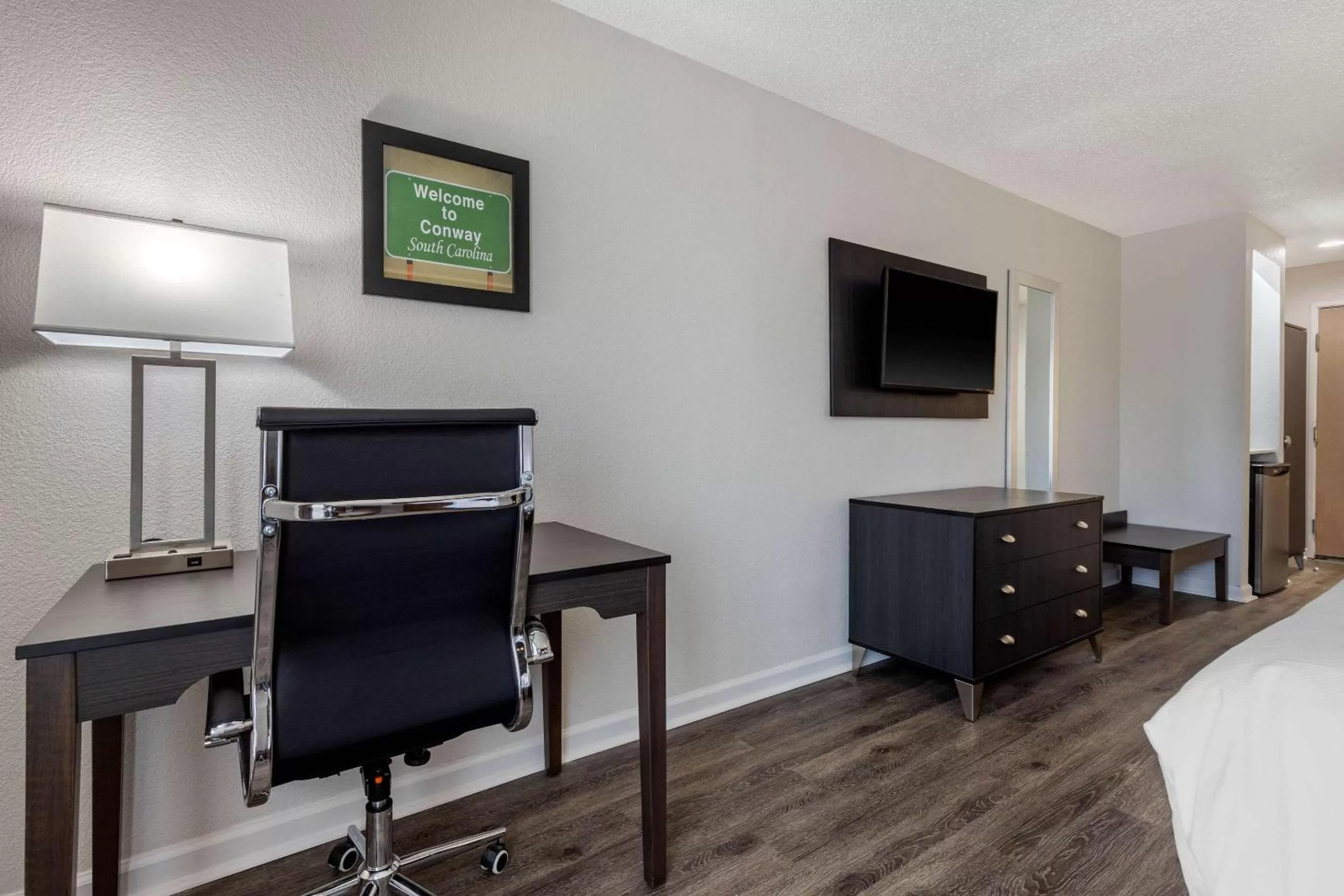 Photo of the whole room, TV/Entertainment Center in Econo Lodge at the University