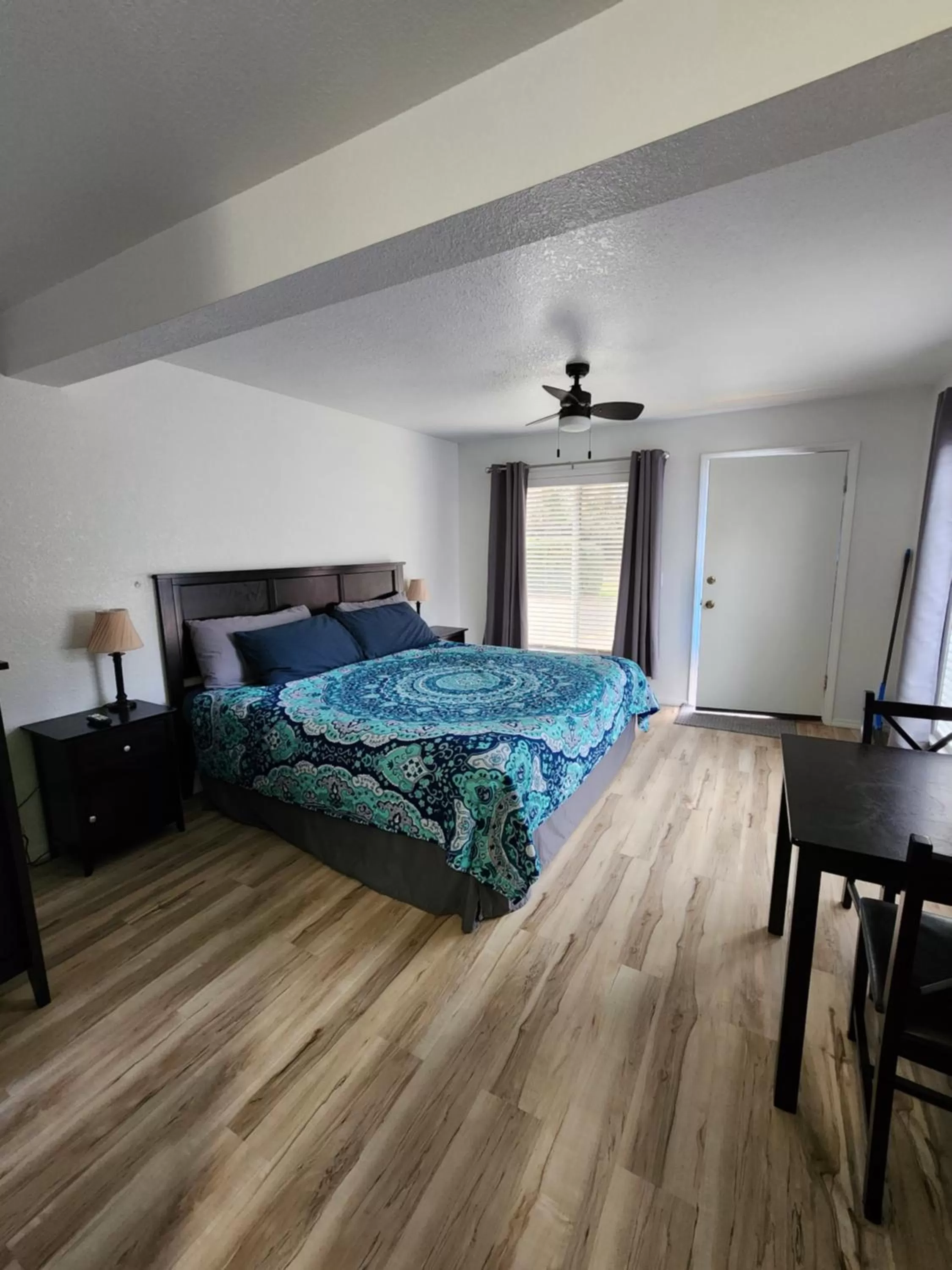 Bedroom, Bed in Plainview Motel