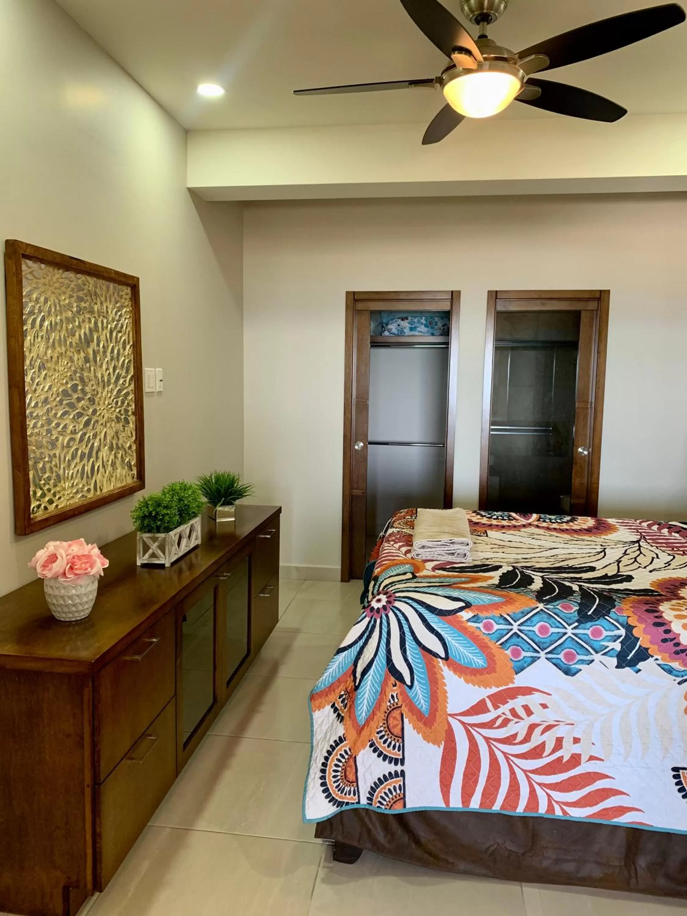 Bed in Fabulous Ocean View Condo with Walking Distance to the Beach!