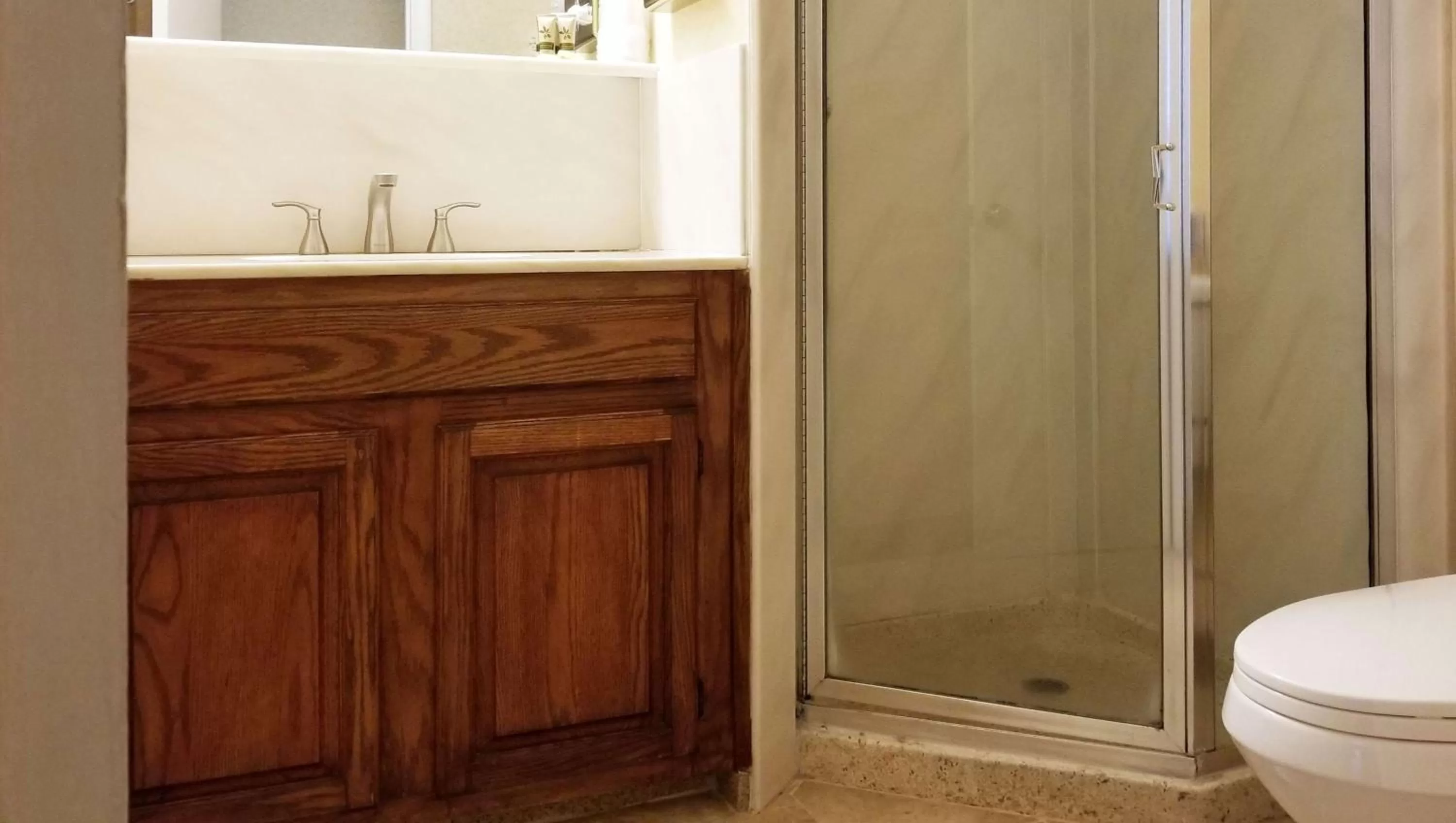 Bathroom in Pacific Heights Inn