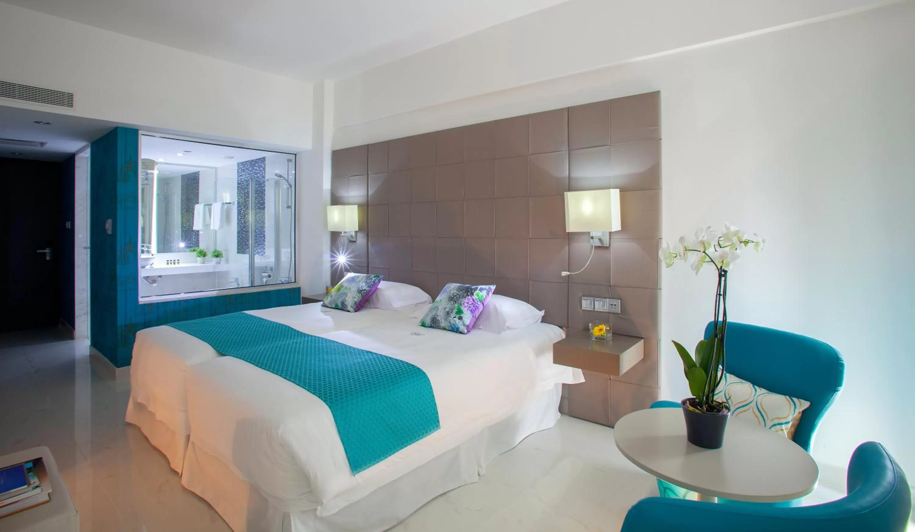 Bed in King Evelthon Beach Hotel & Resort