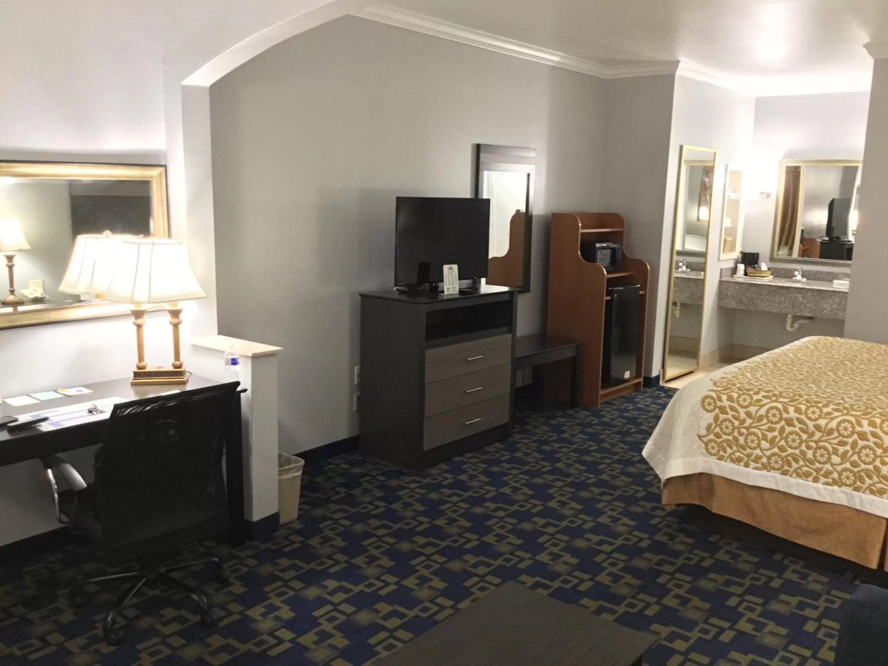 TV and multimedia, Bed in Days Inn by Wyndham Robstown