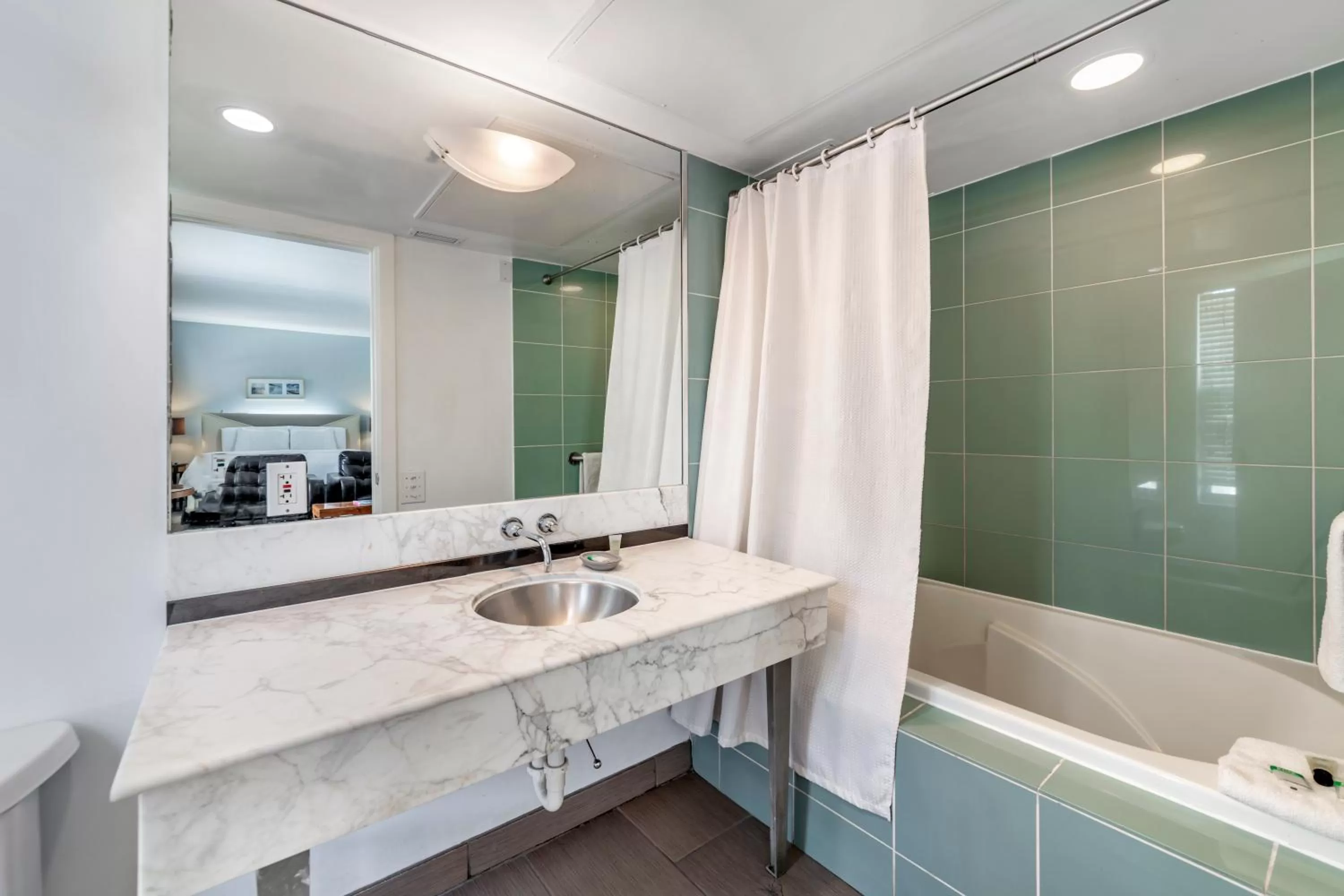 Bathroom in La Flora by LuxUrban