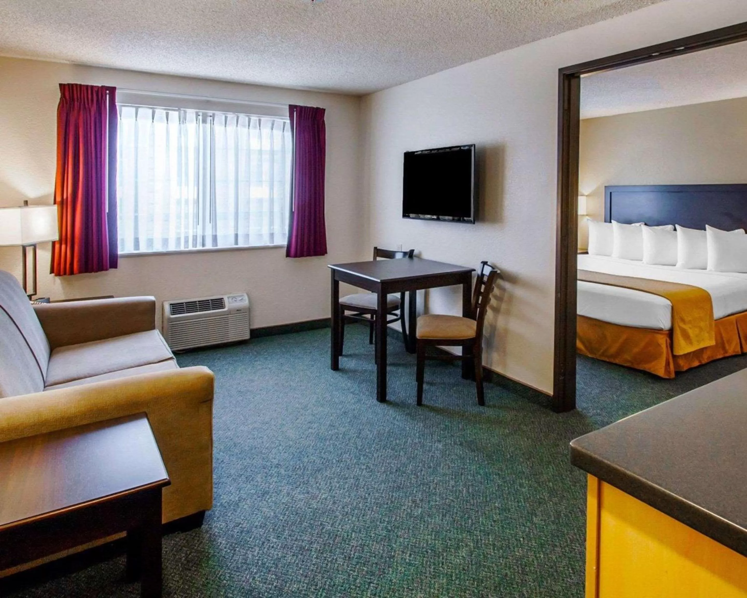 Photo of the whole room, Bed in Quality Inn & Suites Springfield - Eugene North