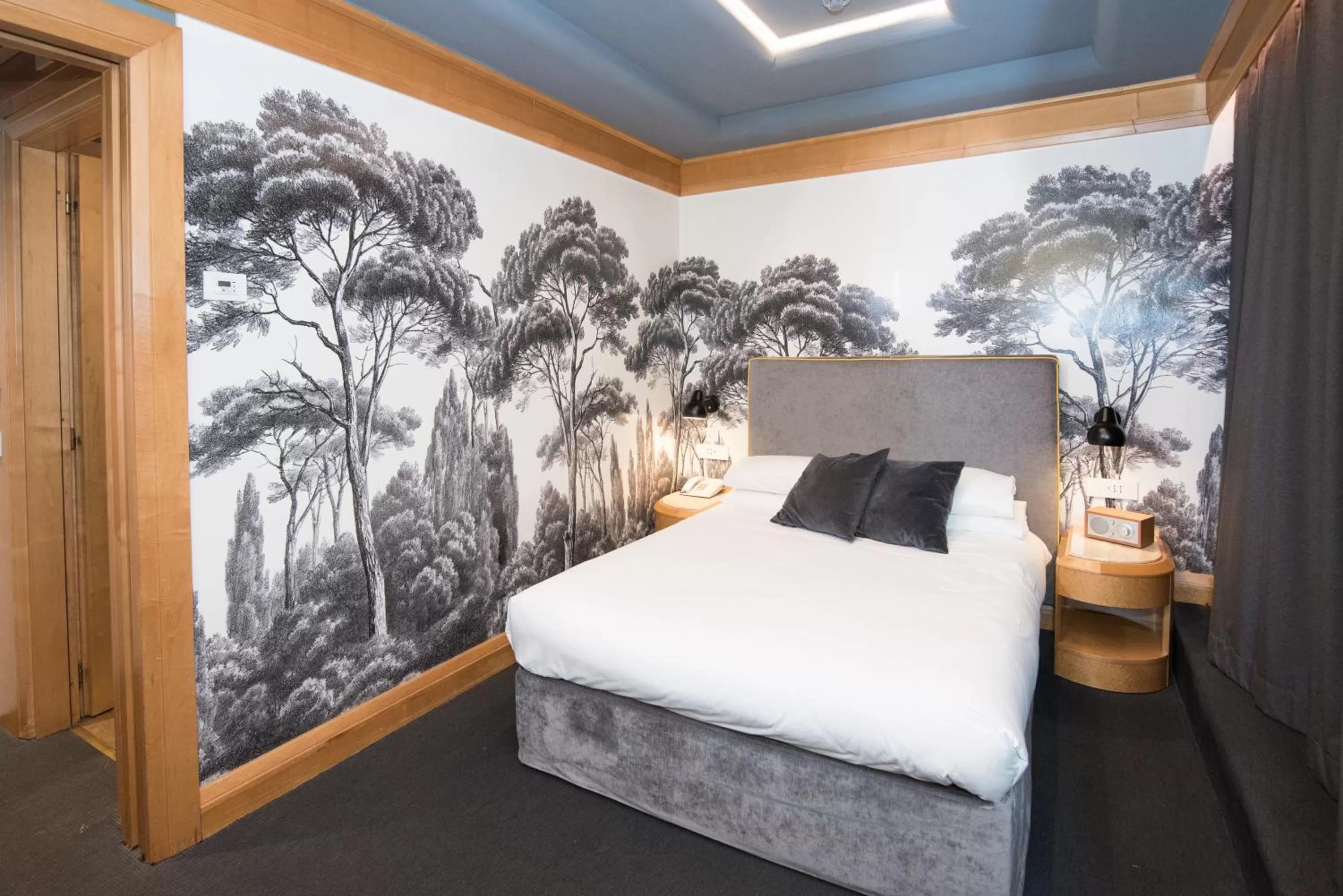 Photo of the whole room, Bed in Hotel White