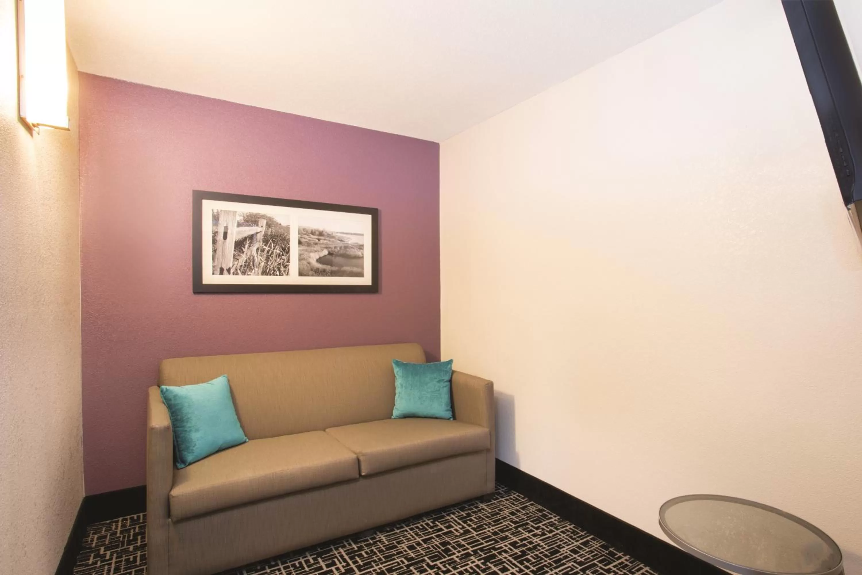 Living room in La Quinta Inn & Suits by Wyndham Pontoon Beach IL