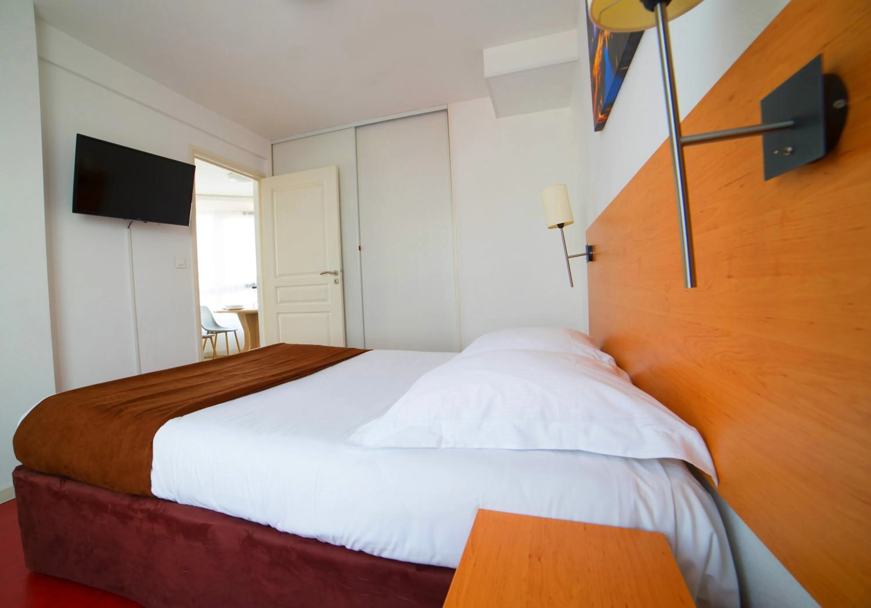 Photo of the whole room, Bed in Cerise Strasbourg