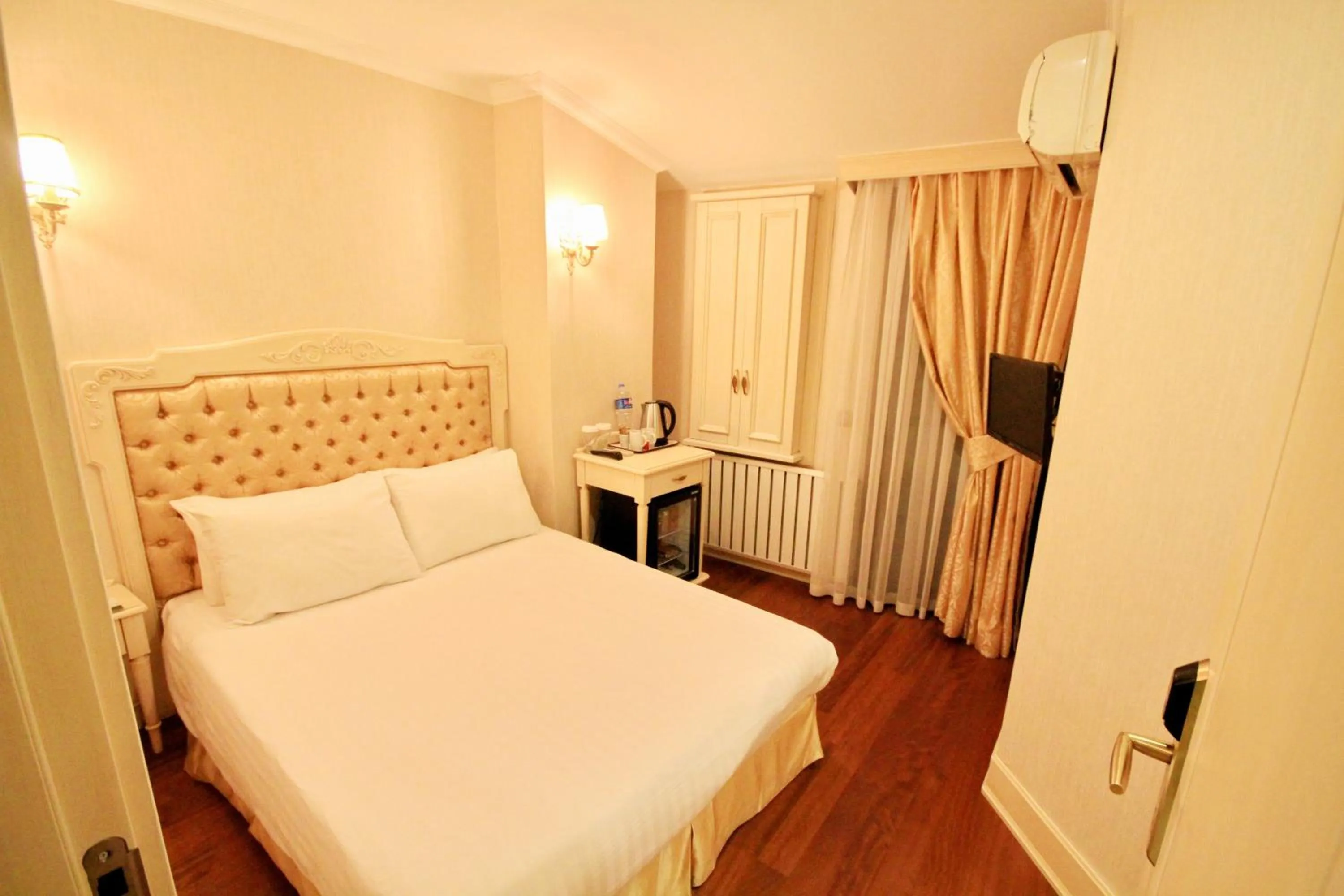 Photo of the whole room, Bed in Hotel Historia-Special Category
