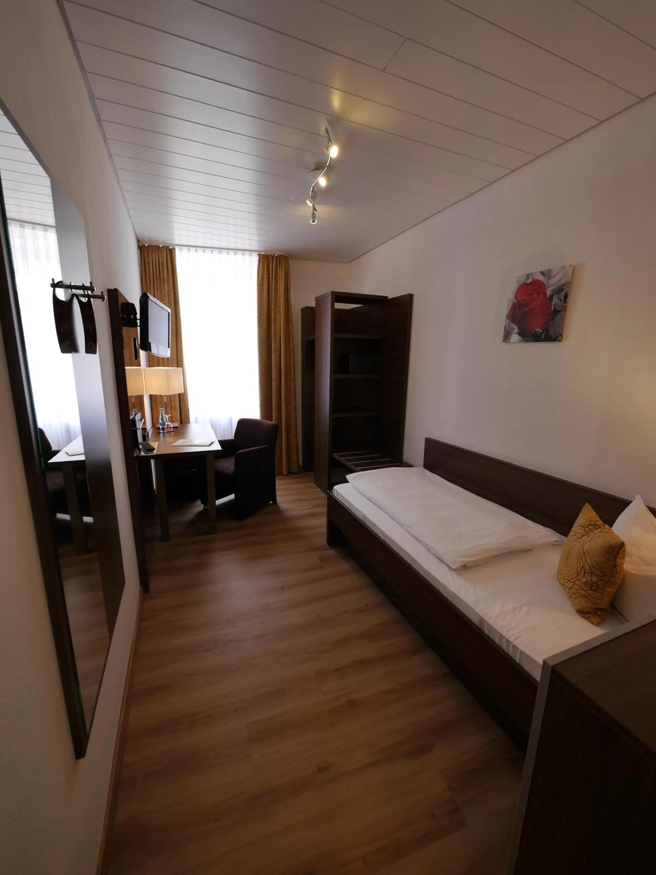 Bed in Romantica Hotel Blauer Hecht