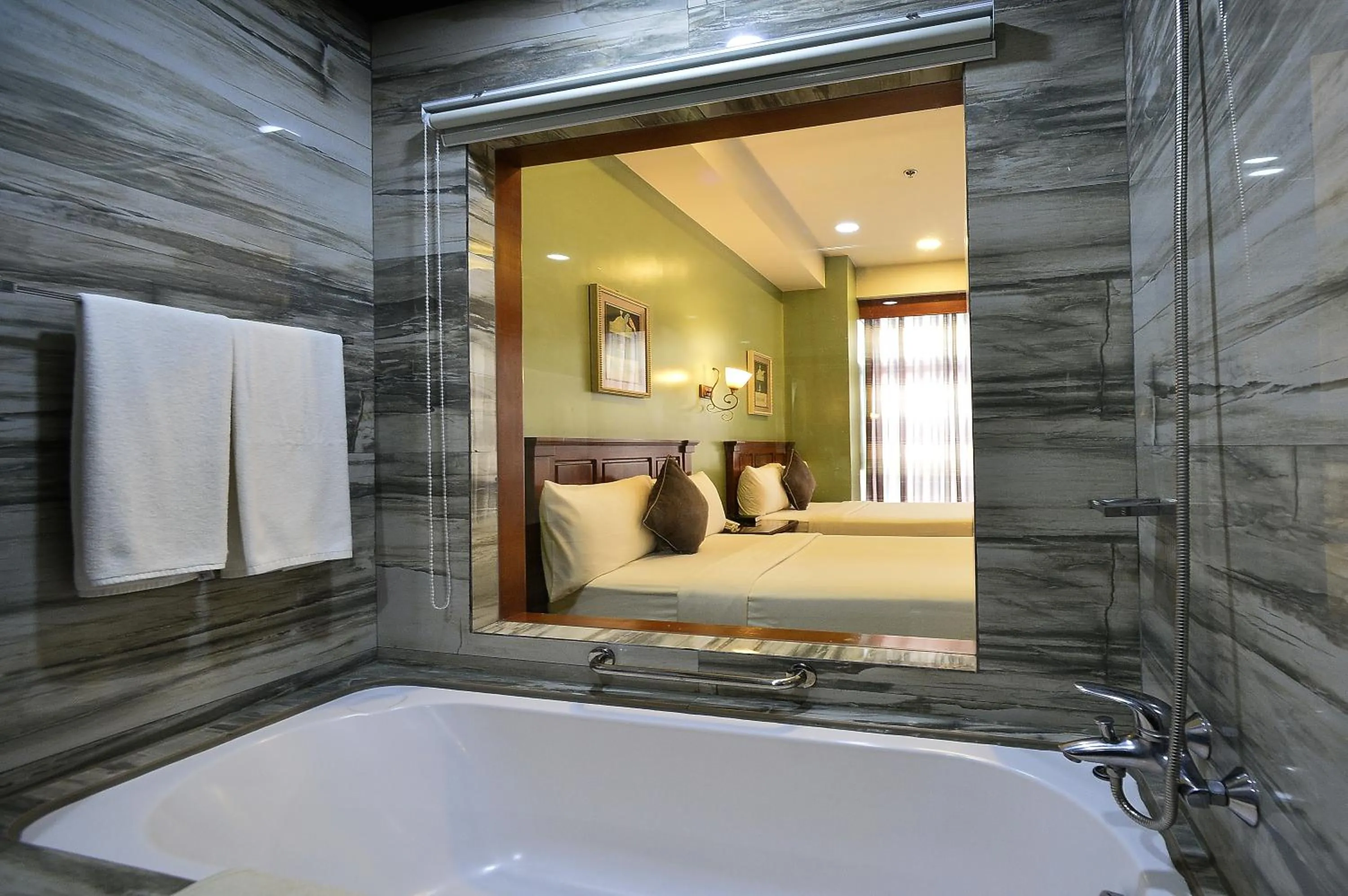 Bath, Bed in Paragon Hotel and Suites