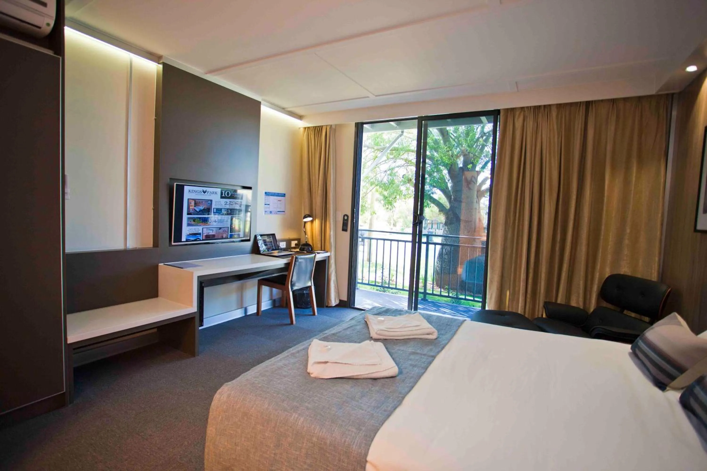 Photo of the whole room, Bed in Kings Park - Accommodation