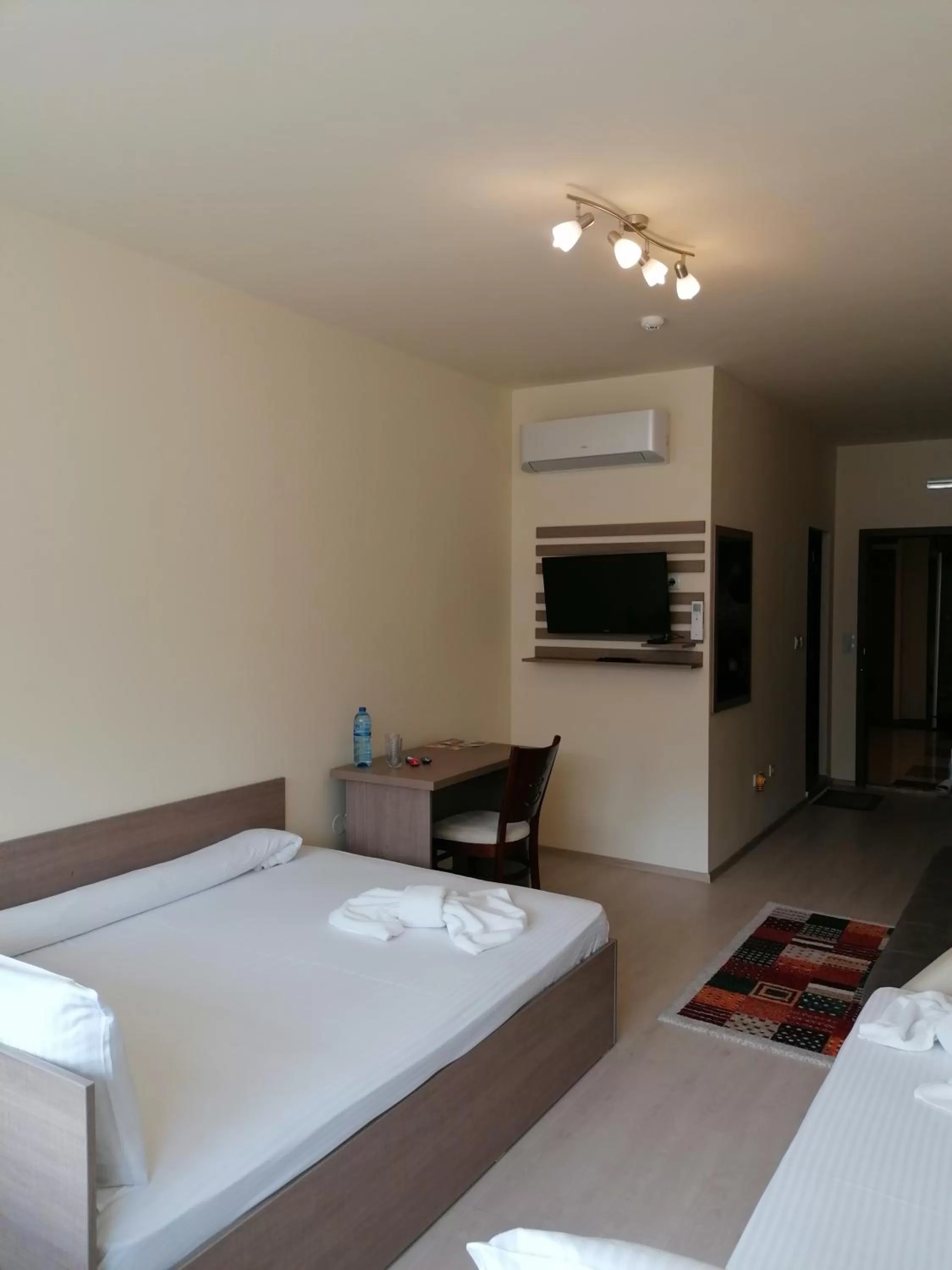 Photo of the whole room, Bed in Hotel Lago Peshtera