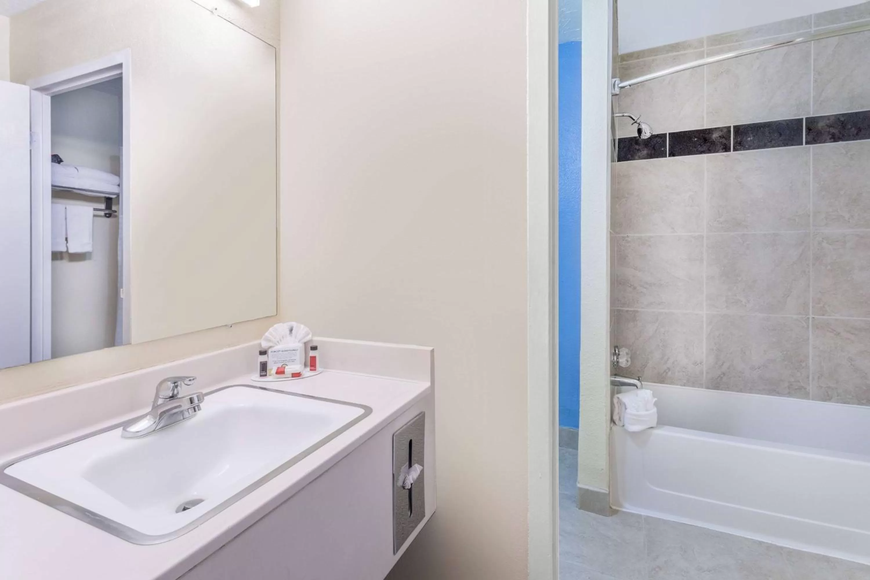 TV and multimedia in Days Inn & Suites by Wyndham Clovis