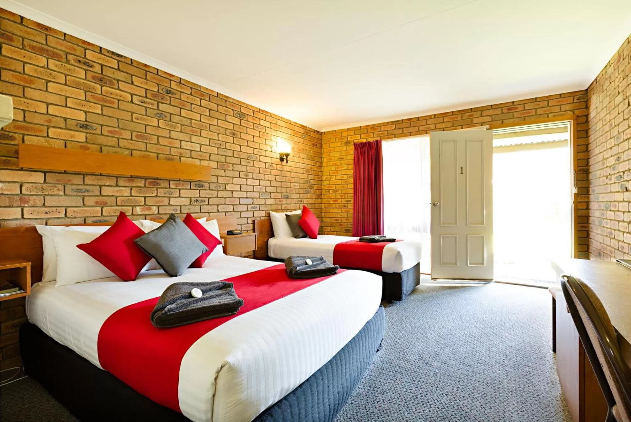 Living room, Bed in Statesman Motor Inn