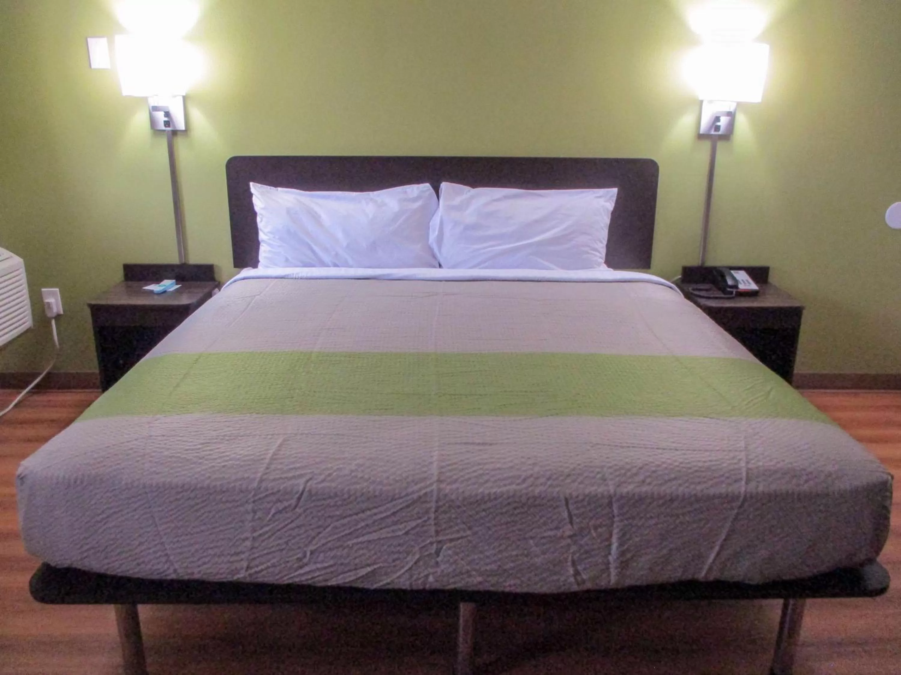 Photo of the whole room, Bed in Motel 6-North Olmsted, OH - Cleveland