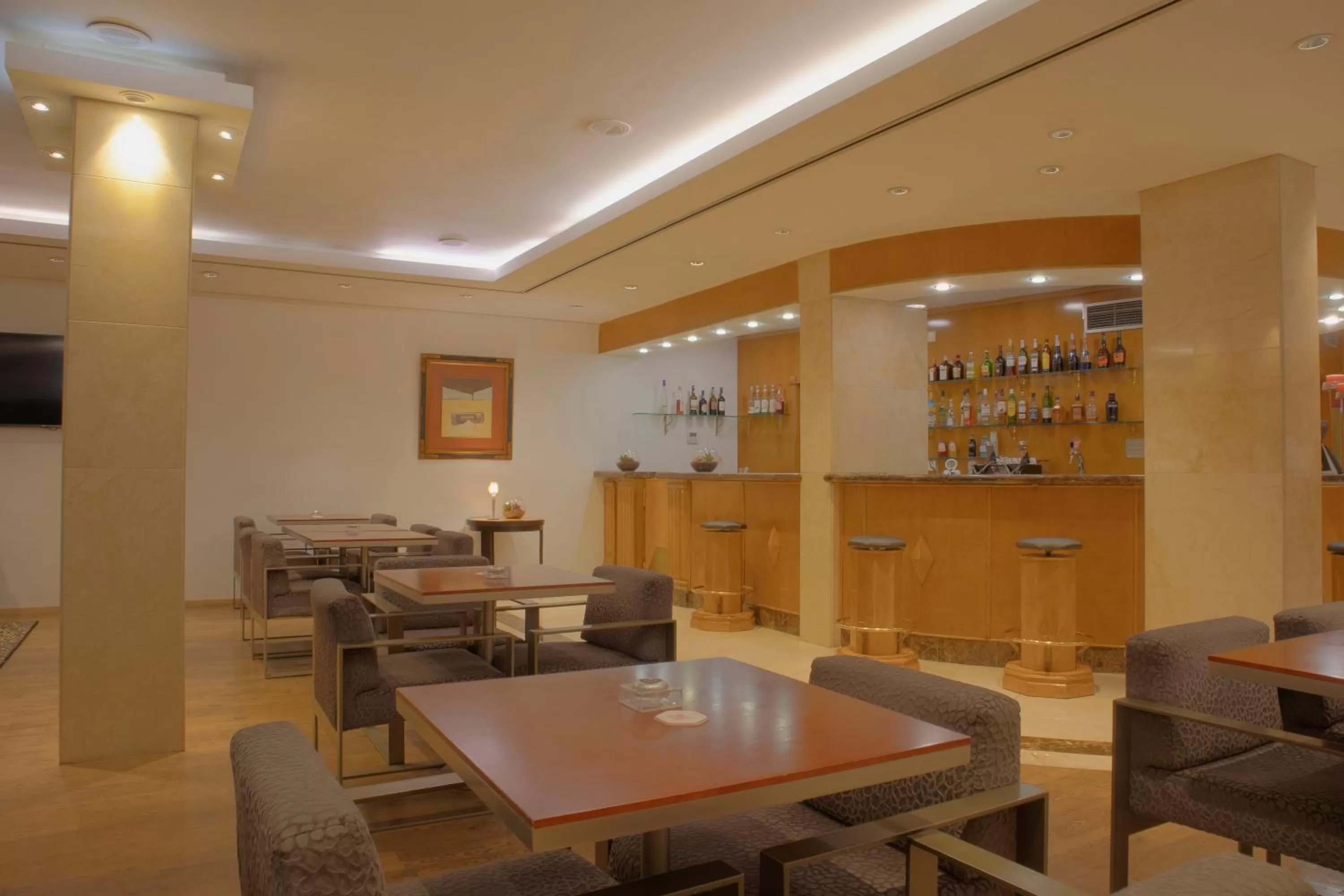 Lounge or bar in SANA Reno Hotel