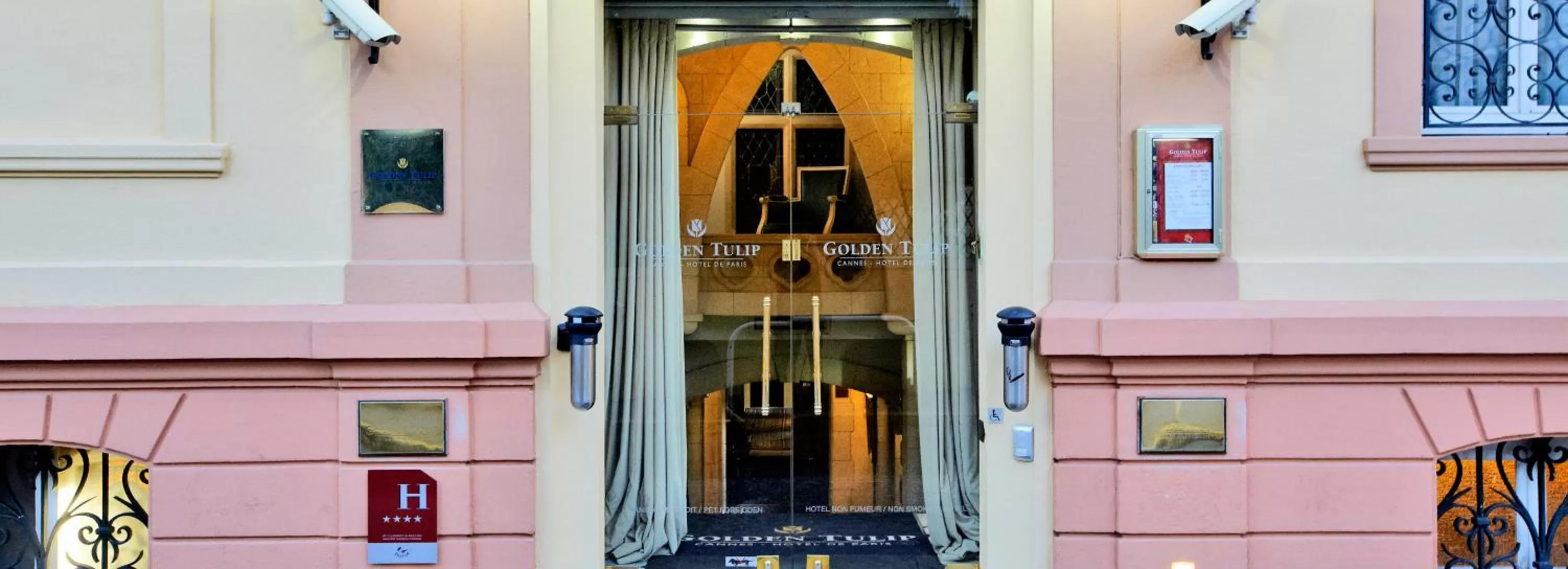 Facade/entrance in GOLDEN TULIP CANNES HOTEL de PARIS