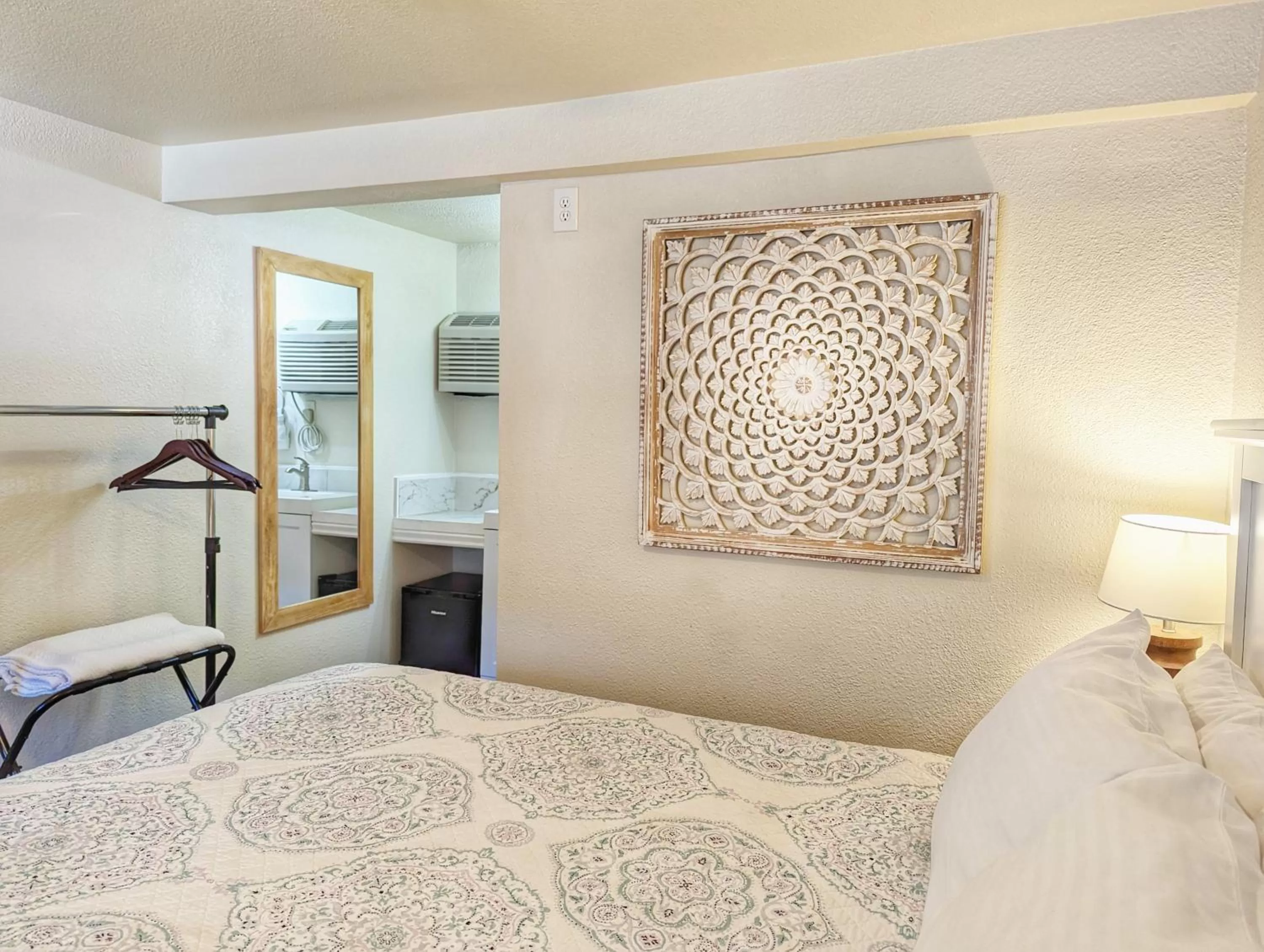 Bed in The Fountain Creek Inn of Manitou Springs