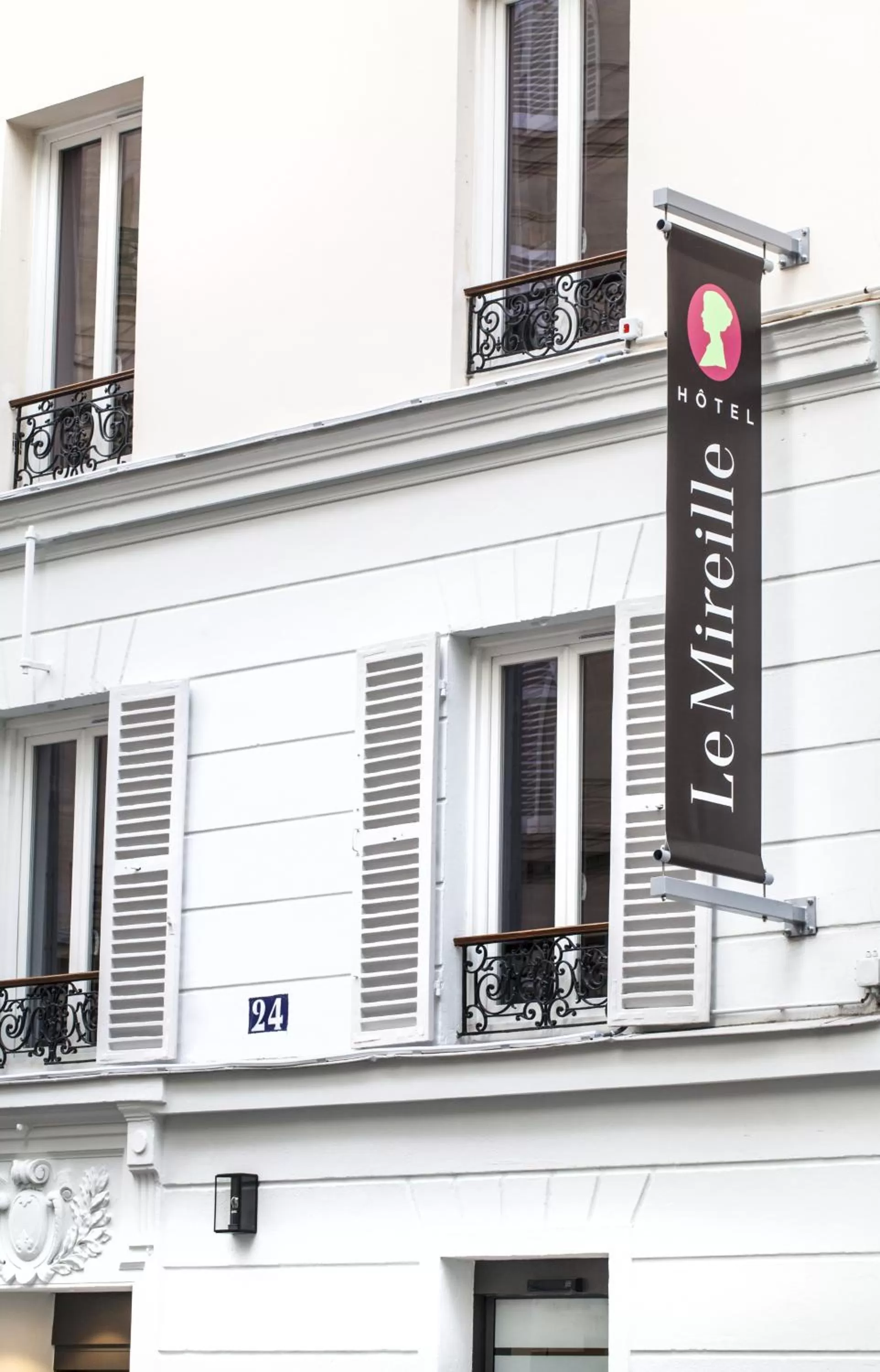 Facade/entrance in Le Mireille