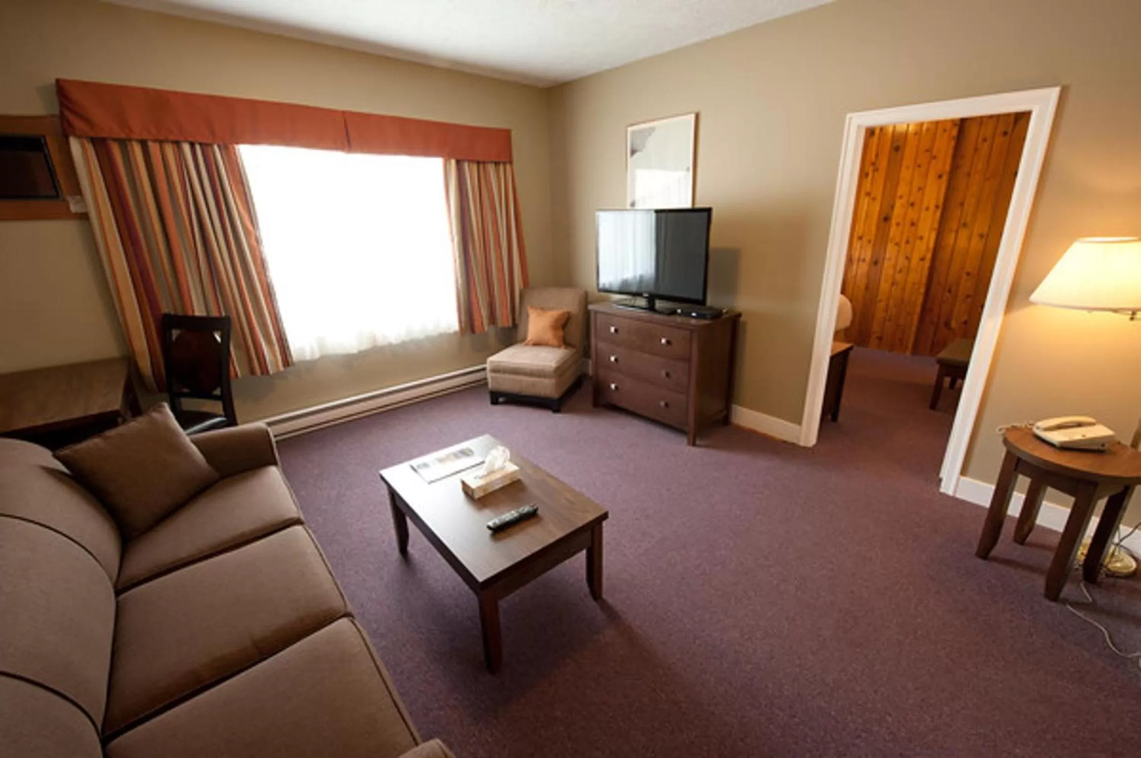 Living room in Alpine Inn & Suites