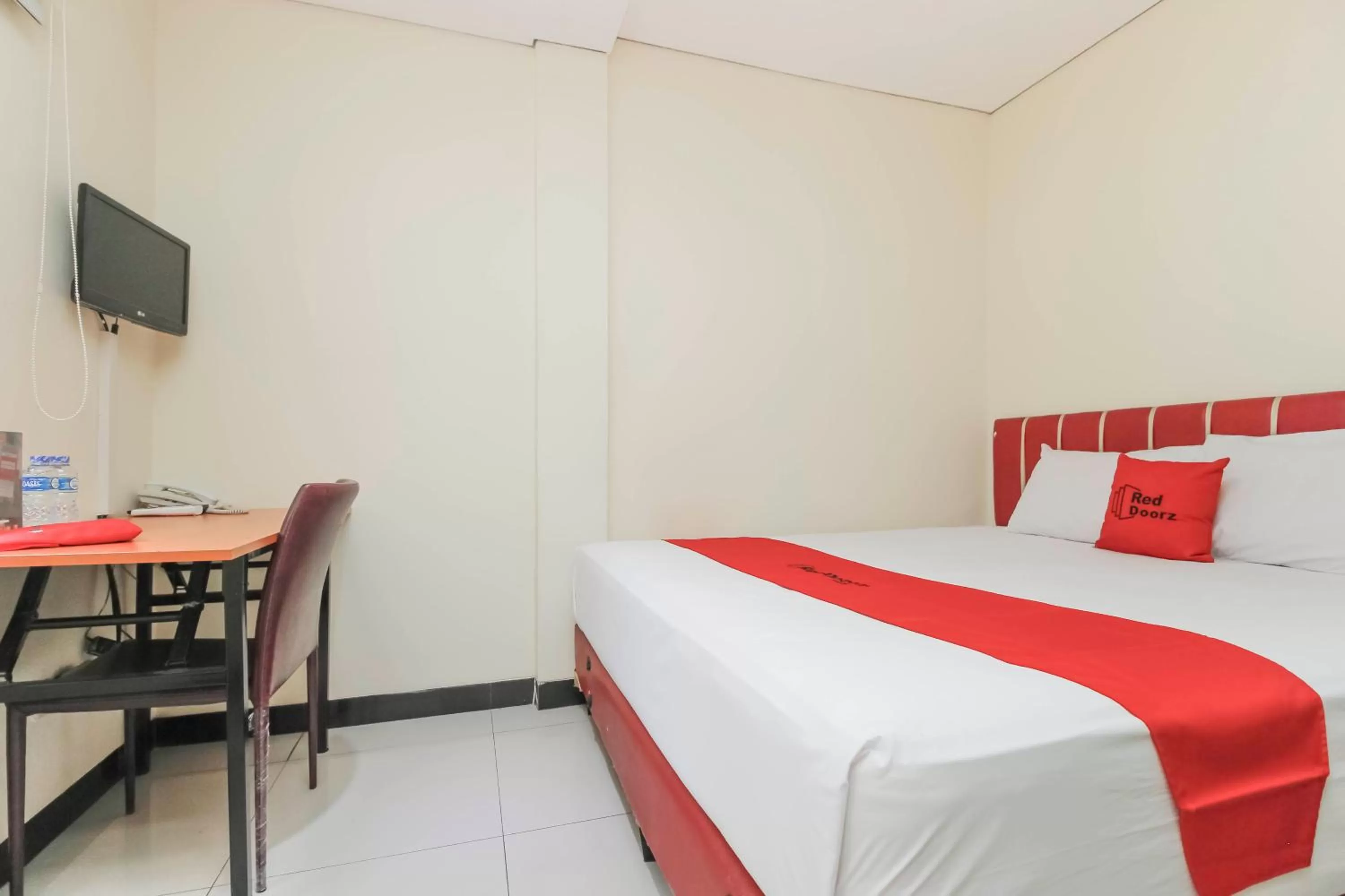 Double Room in RedDoorz Plus @ Jalan Pemuda Jakarta