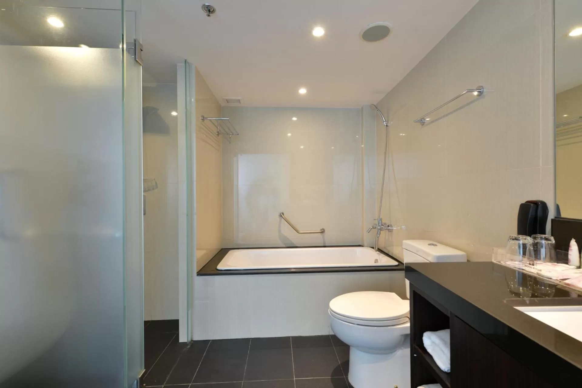 Bathroom in Hotel Royal Bangkok