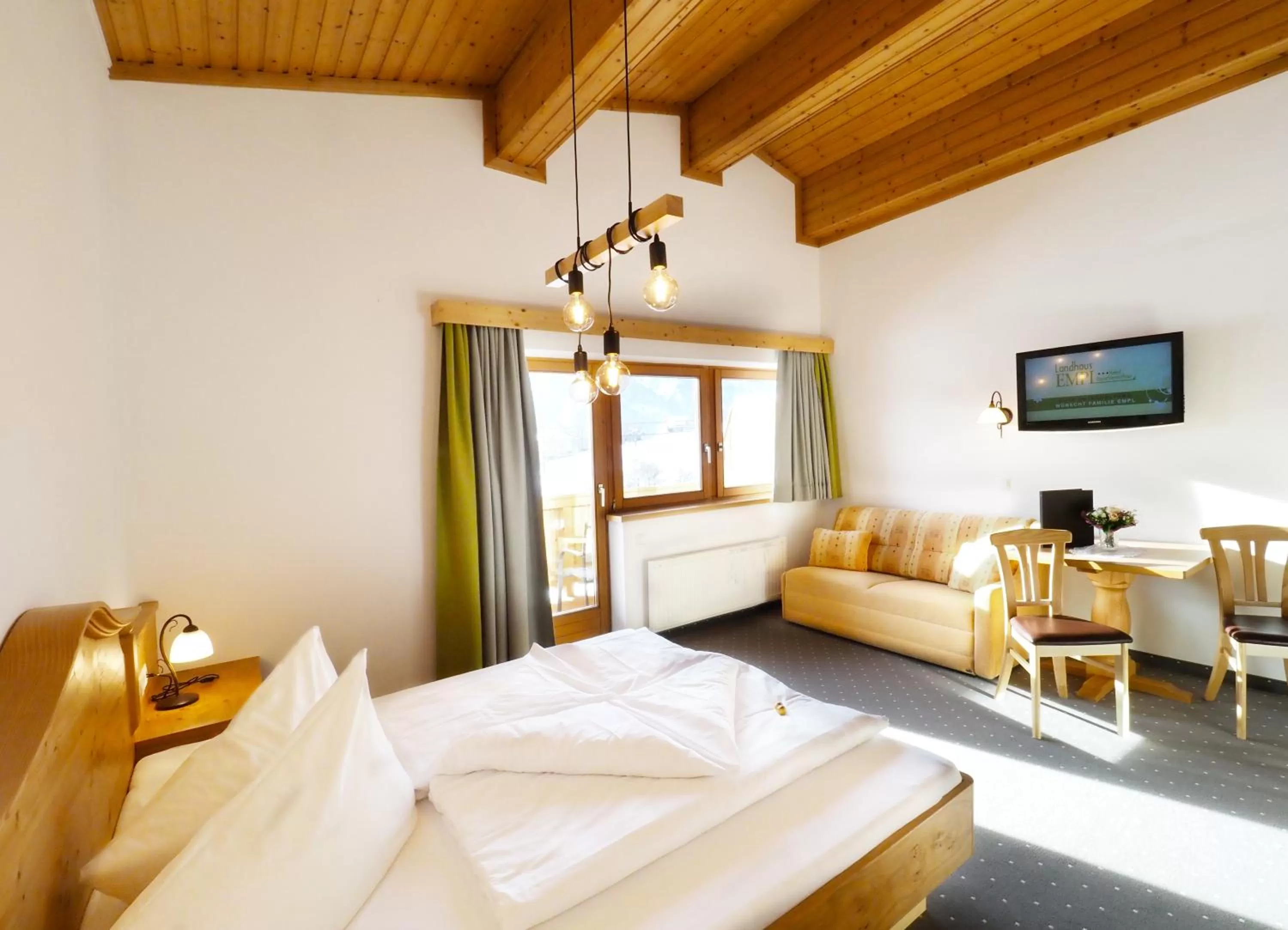 Living room, Bed in Hotel Silberfux