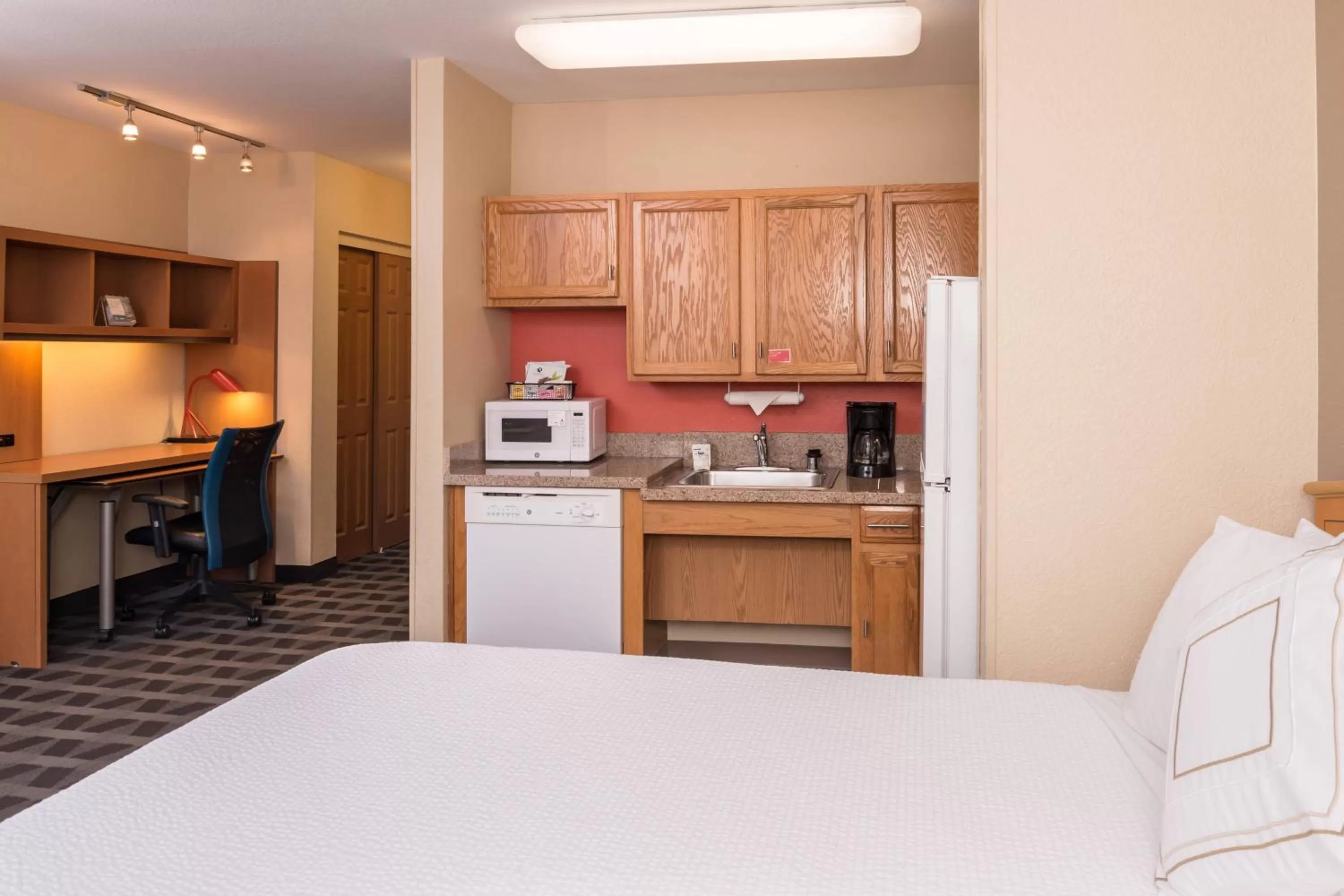 Queen Studio with Sofa Bed and Roll-in Shower - Mobility and Hearing Accessible in TownePlace Suites by Marriott Anaheim Maingate Near Angel Stadium