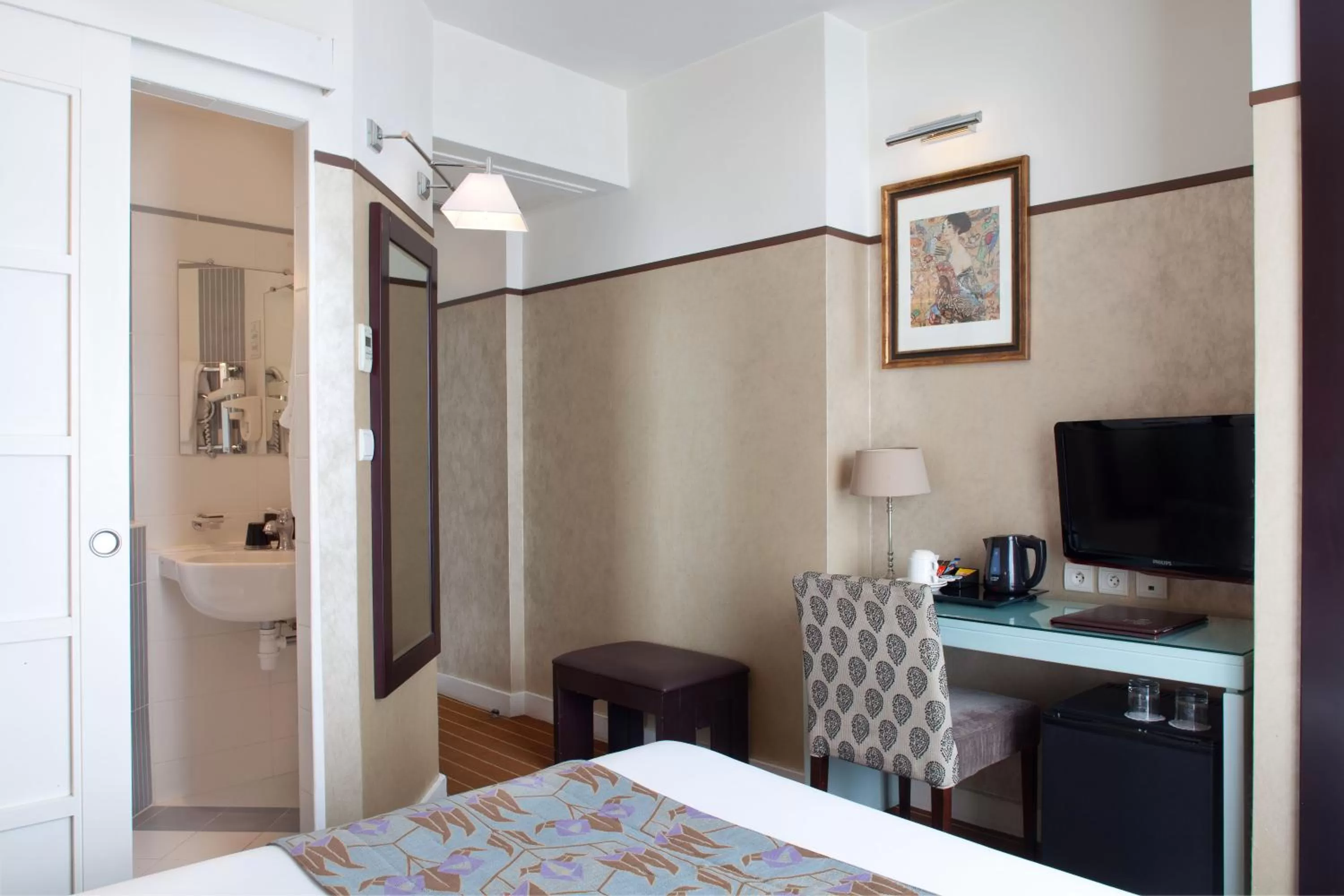 Photo of the whole room, Bed in Hotel Eiffel Seine