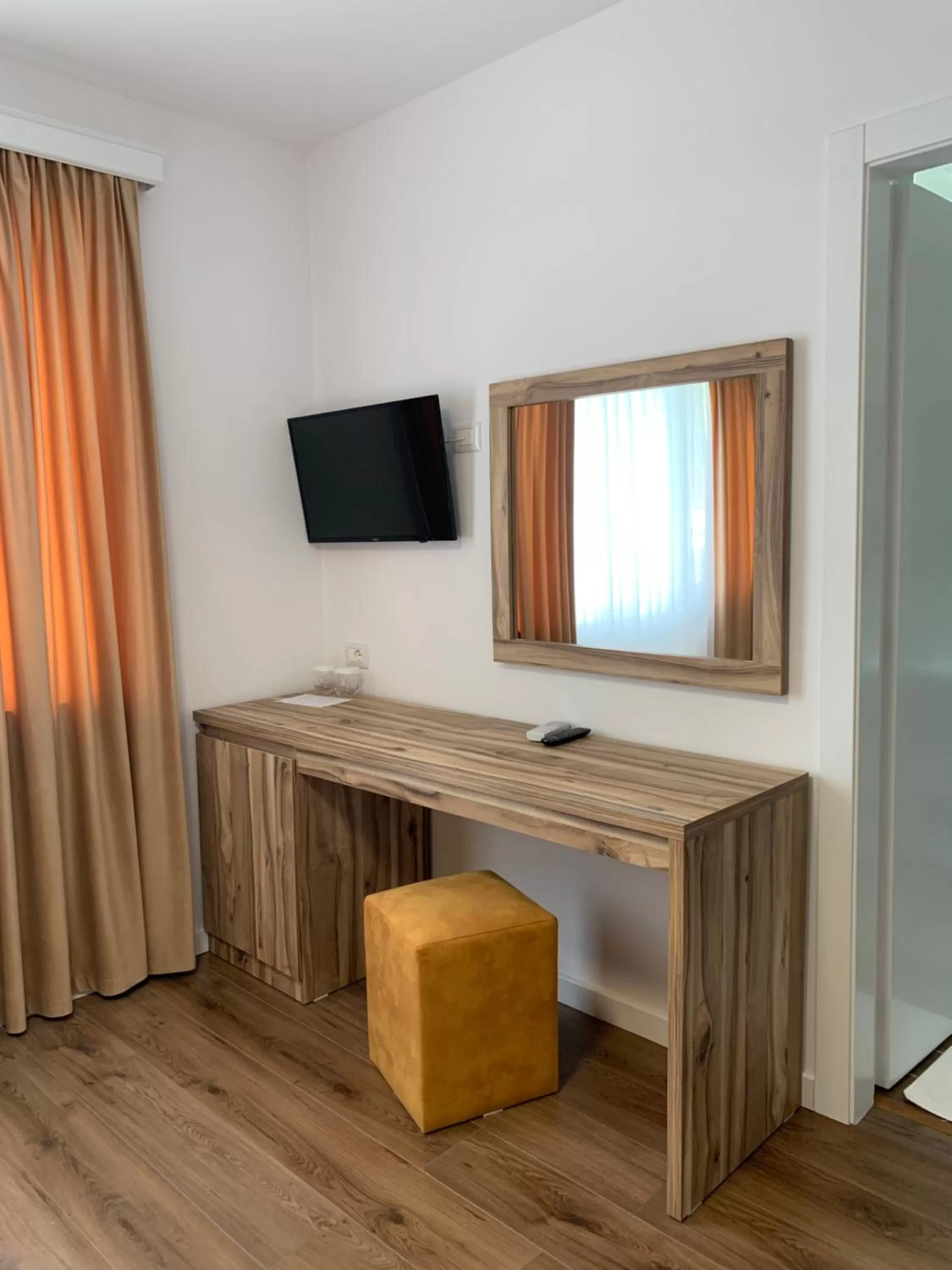 TV and multimedia, TV/Entertainment Center in Grand Hotel Pogradec